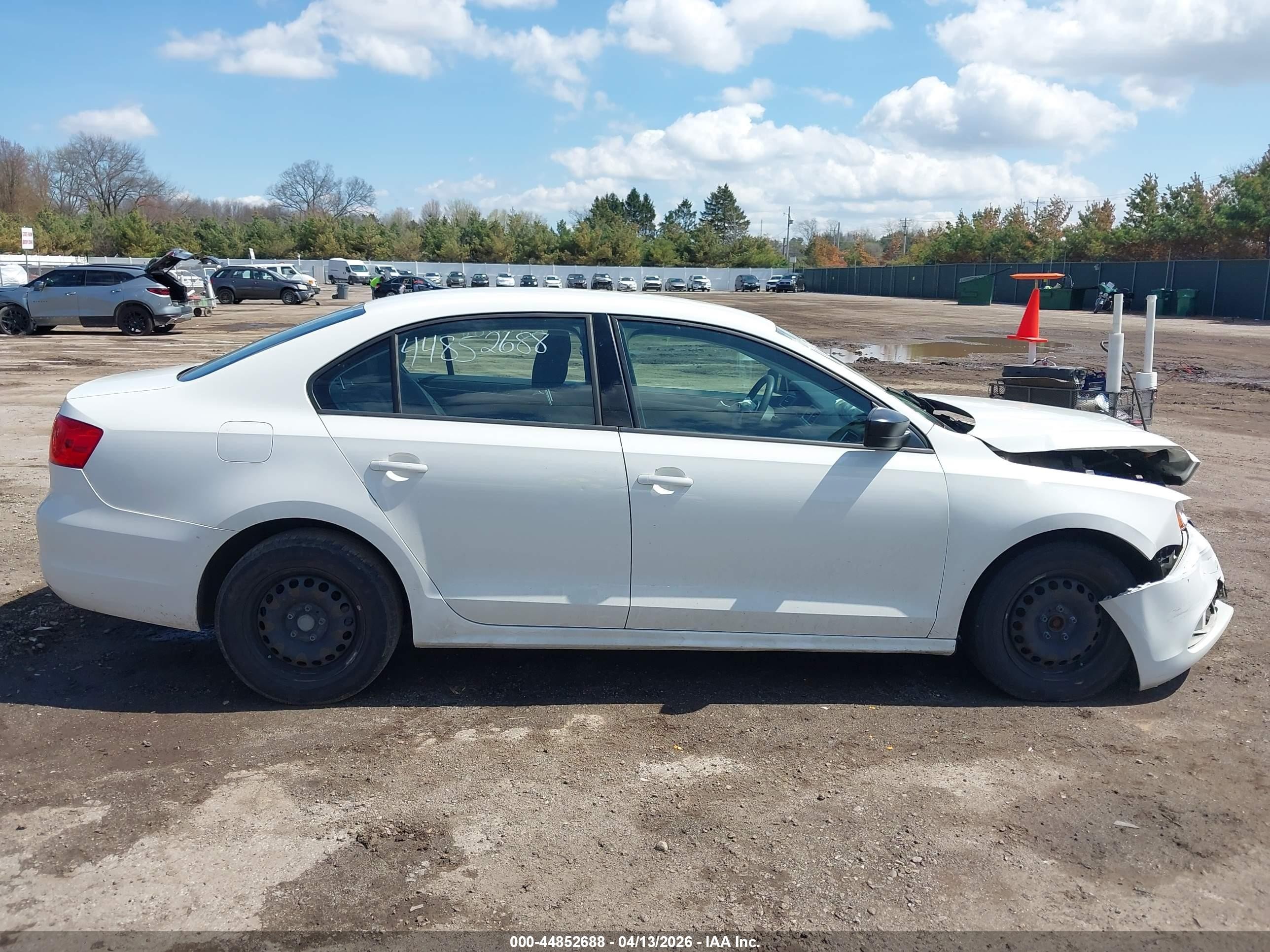 2013 Volkswagen Jetta 2.0l S White vin: 3VW2K7AJ7DM204684