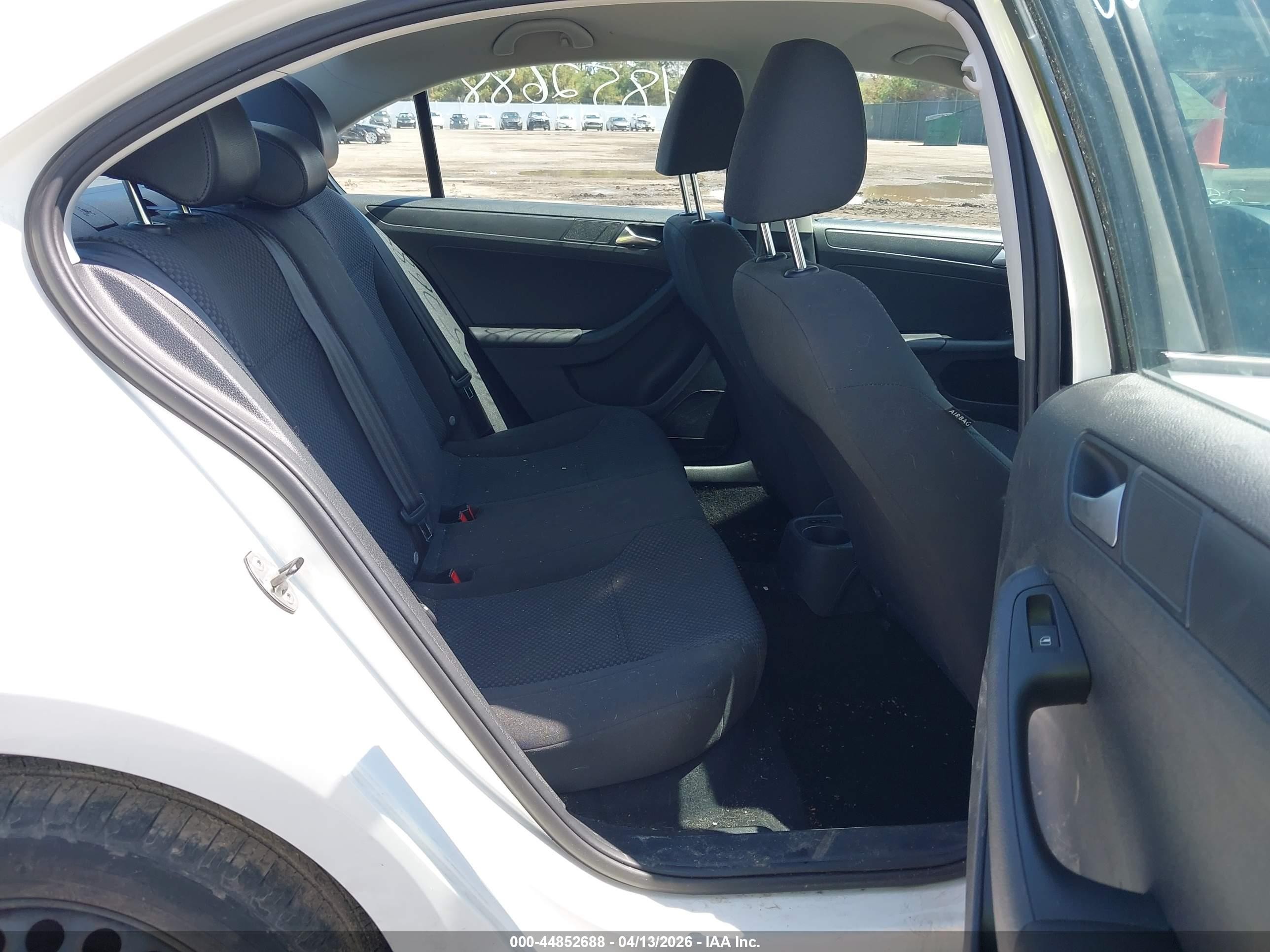 2013 Volkswagen Jetta 2.0l S White vin: 3VW2K7AJ7DM204684