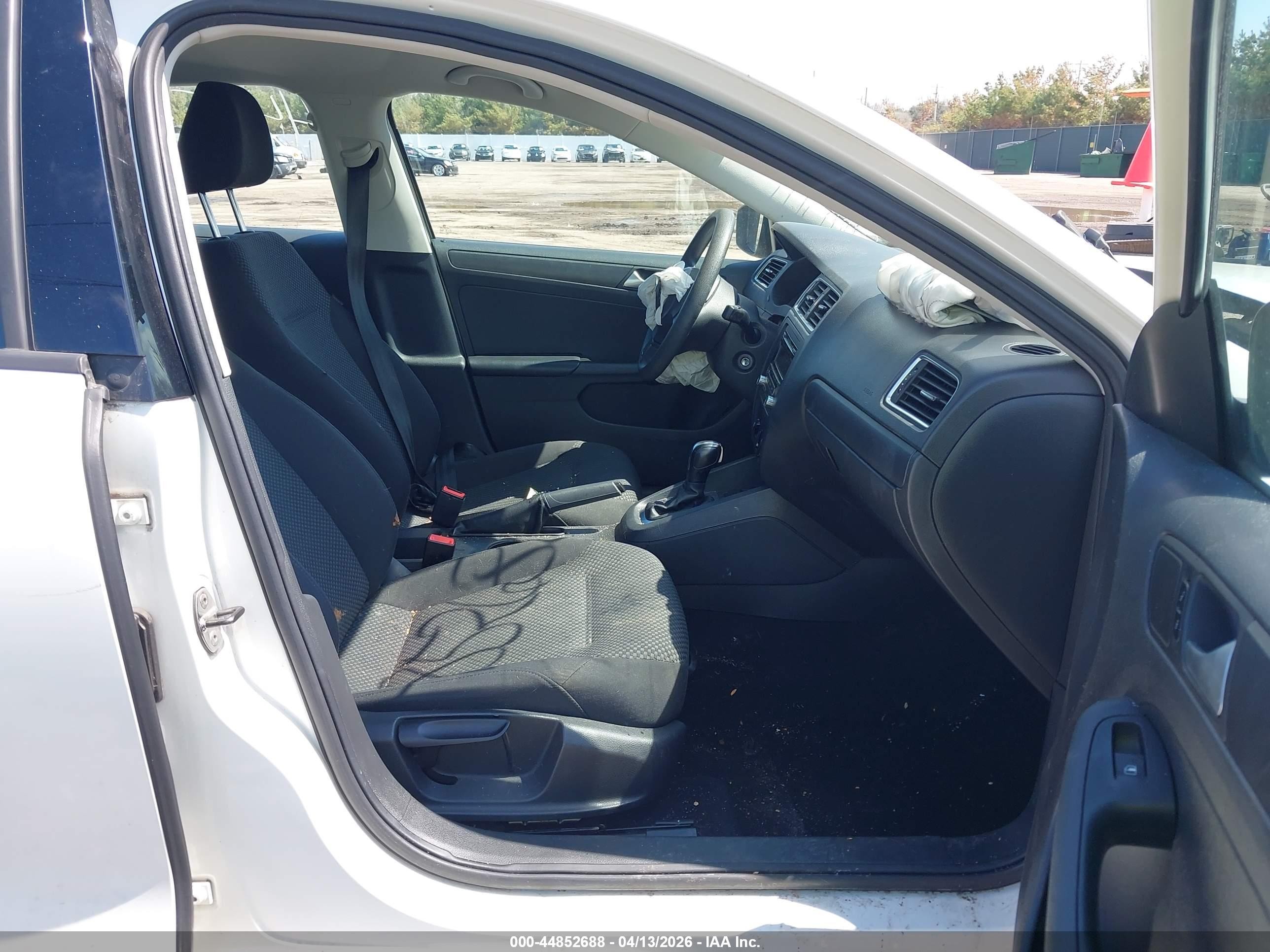 2013 Volkswagen Jetta 2.0l S White vin: 3VW2K7AJ7DM204684