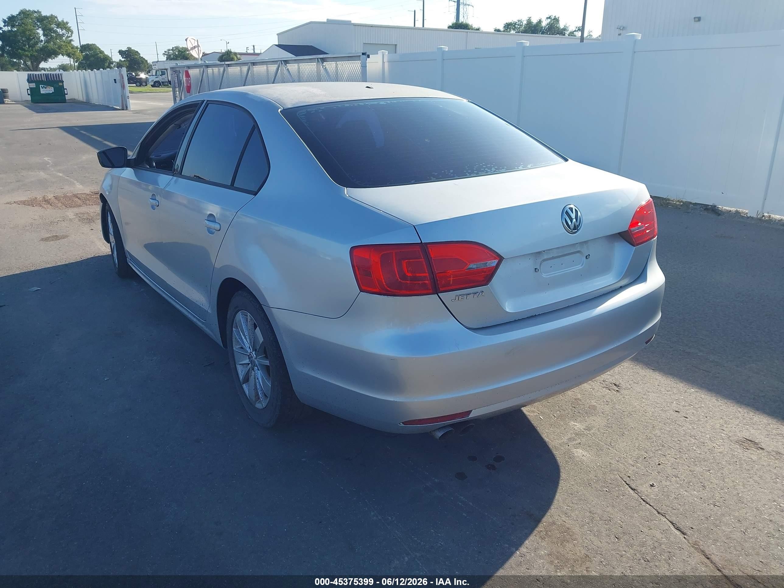 2013 Volkswagen Jetta 2.0l S Серебряный vin: 3VW2K7AJ7DM308088