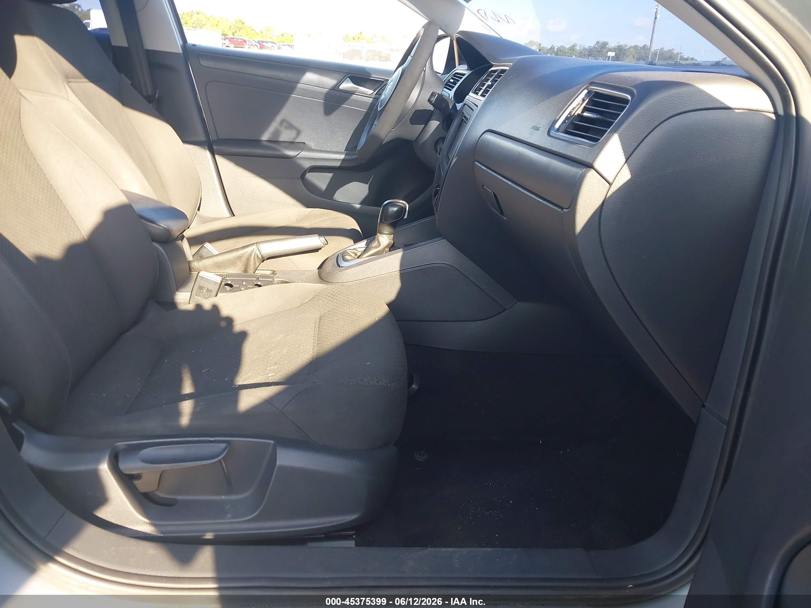 2013 Volkswagen Jetta 2.0l S Серебряный vin: 3VW2K7AJ7DM308088