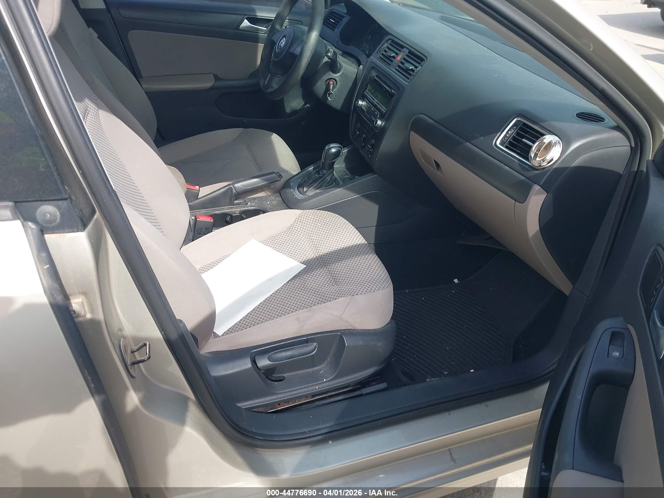 2013 Volkswagen Jetta 2.0l S Silver vin: 3VW2K7AJ7DM318068