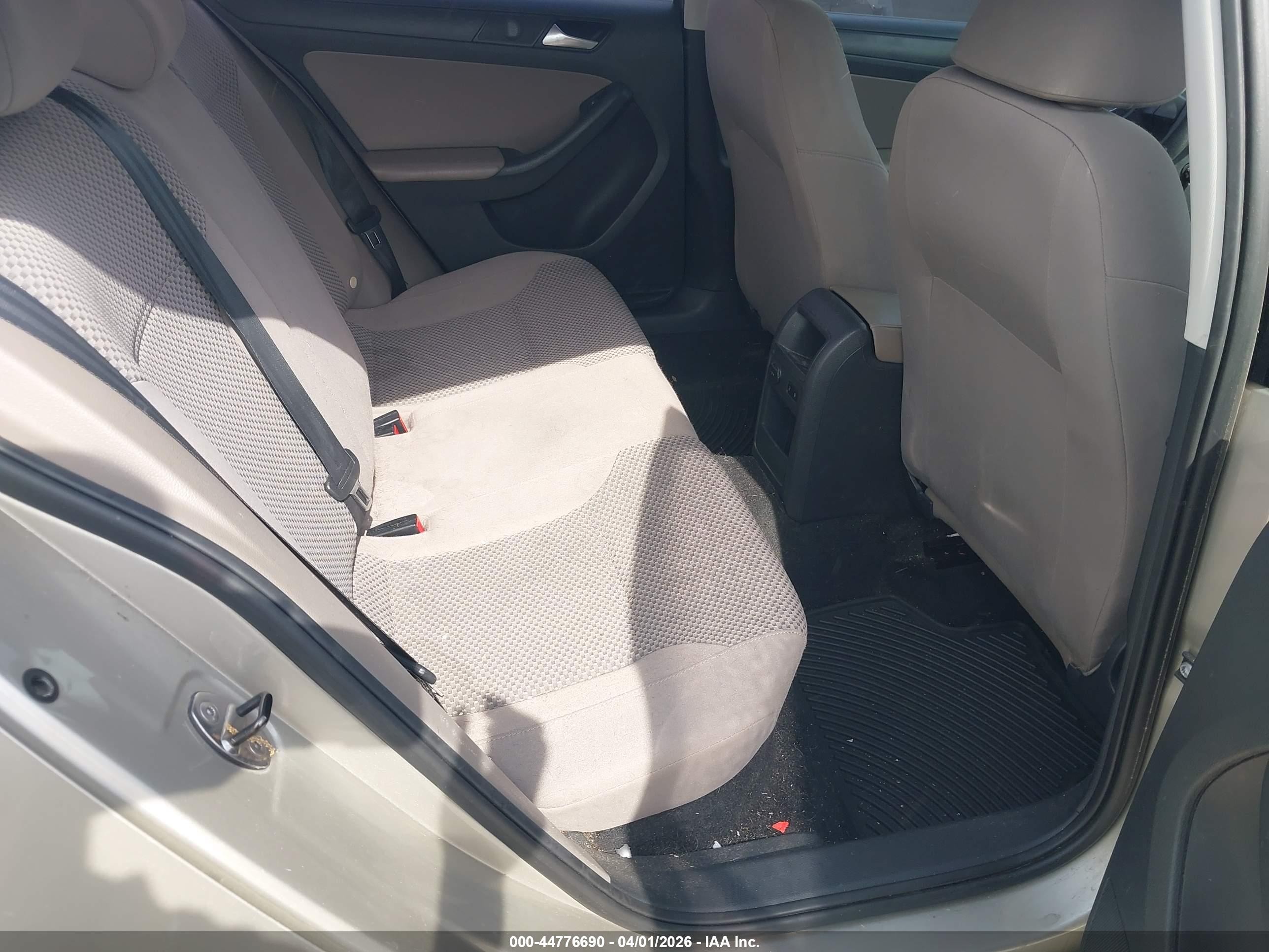 2013 Volkswagen Jetta 2.0l S Silver vin: 3VW2K7AJ7DM318068
