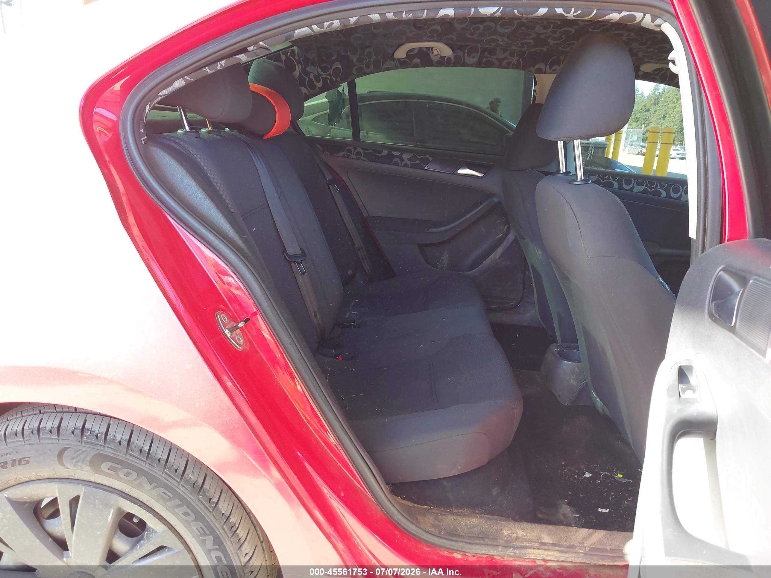 2011 Volkswagen Jetta 2.0l S Red vin: 3VW2K7AJ8BM378759