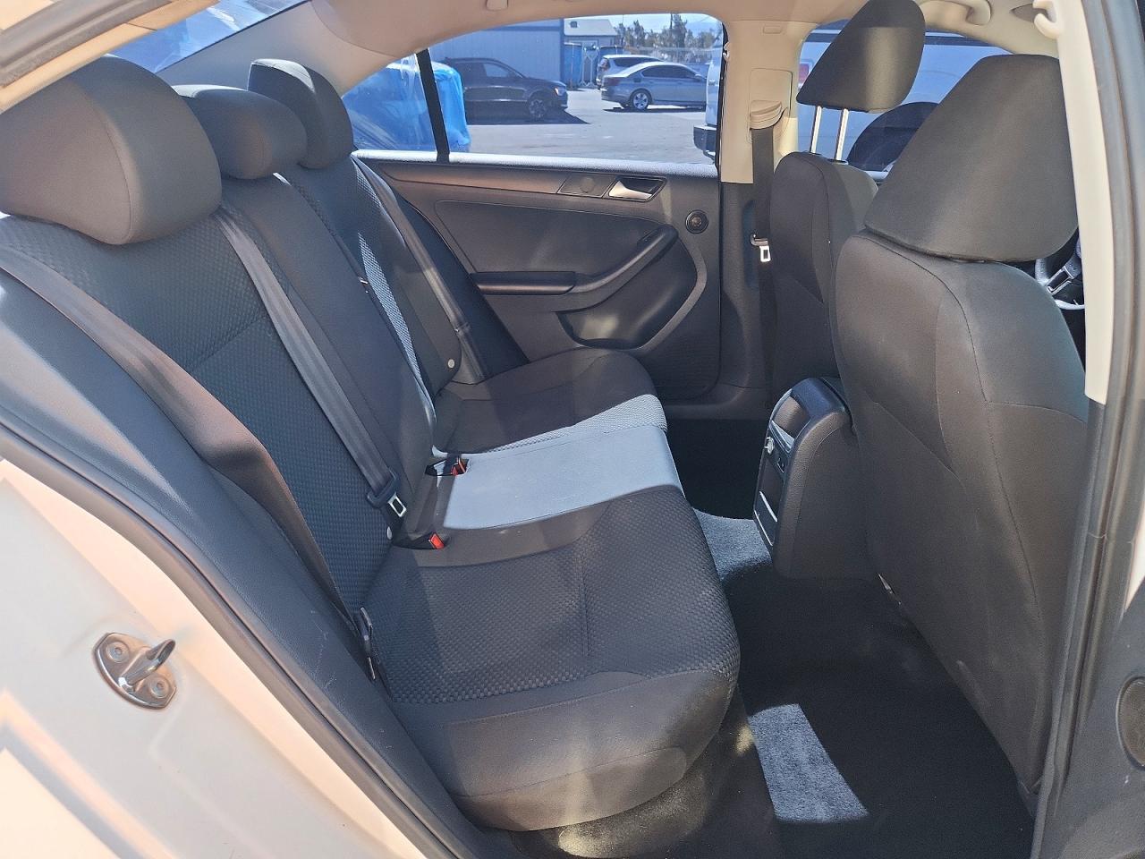 2014 Volkswagen Jetta Base White vin: 3VW2K7AJ9EM235596