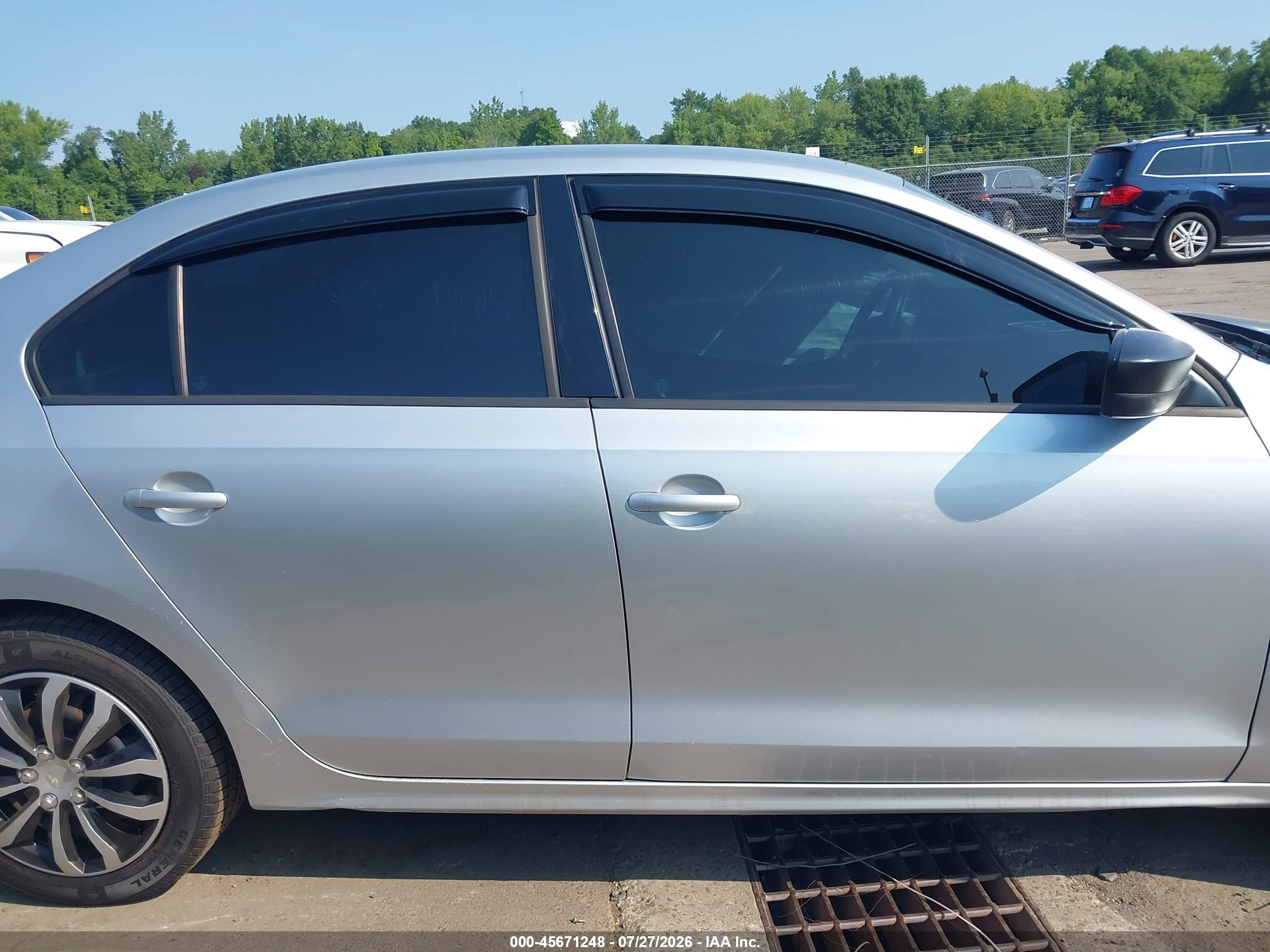2013 Volkswagen Jetta 2.0l S Silver vin: 3VW2K7AJXDM221608