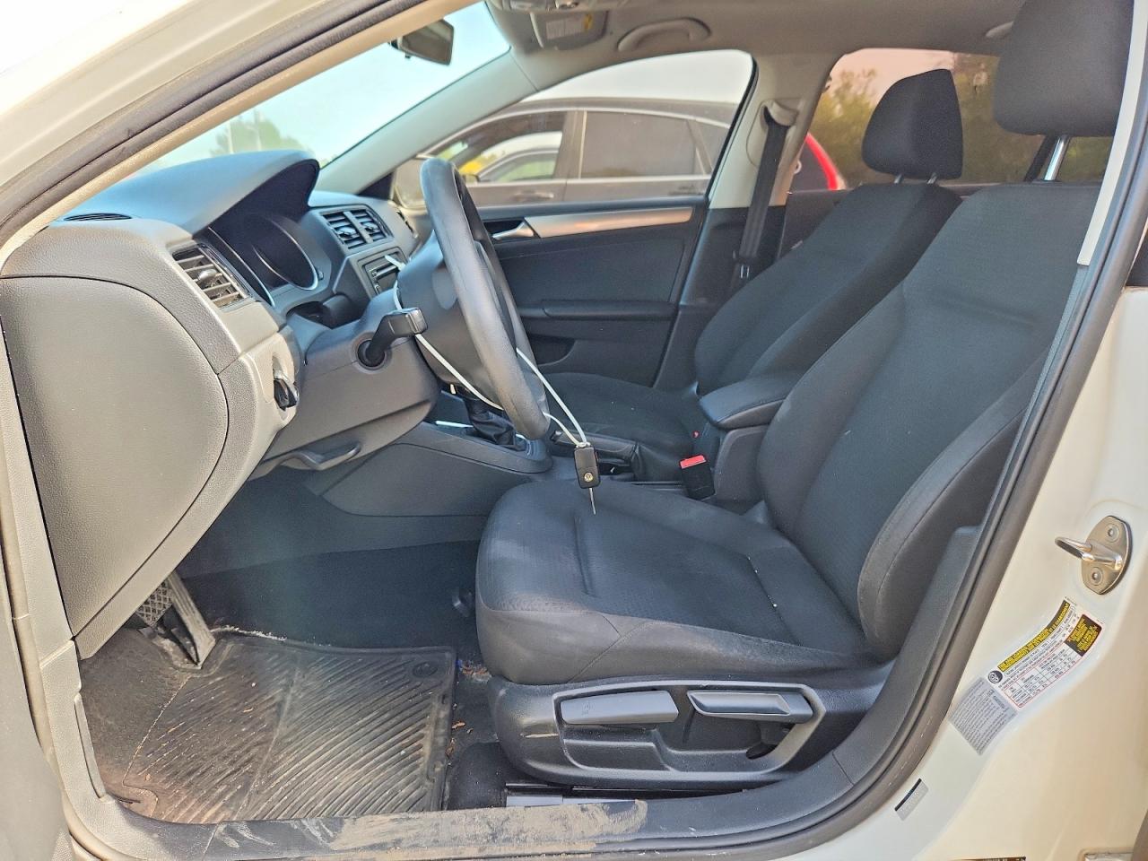 2015 Volkswagen Jetta Base White vin: 3VW2K7AJXFM308668