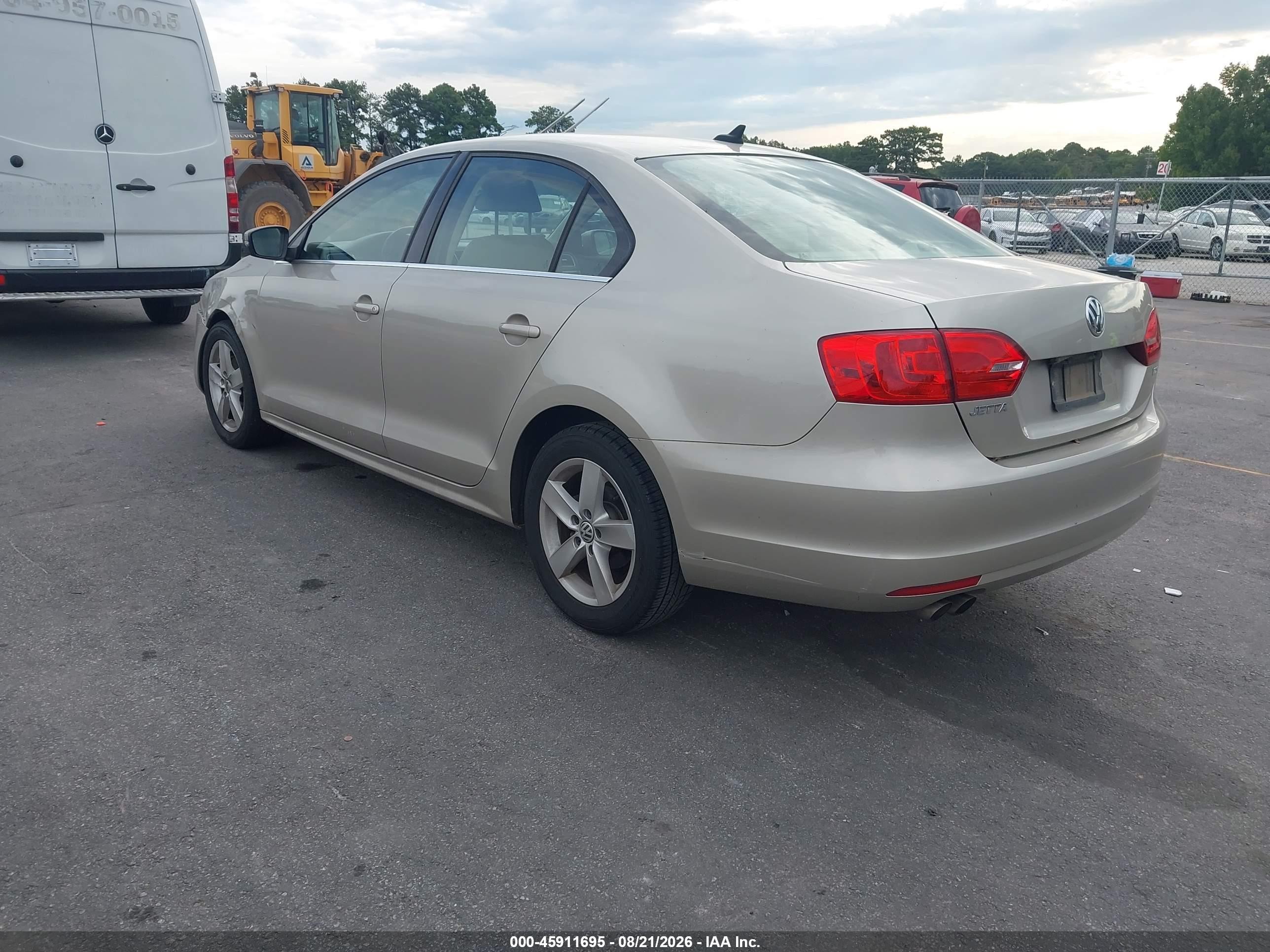 2013 Volkswagen Jetta 2.0l Tdi Beige vin: 3VW3L7AJXDM208472