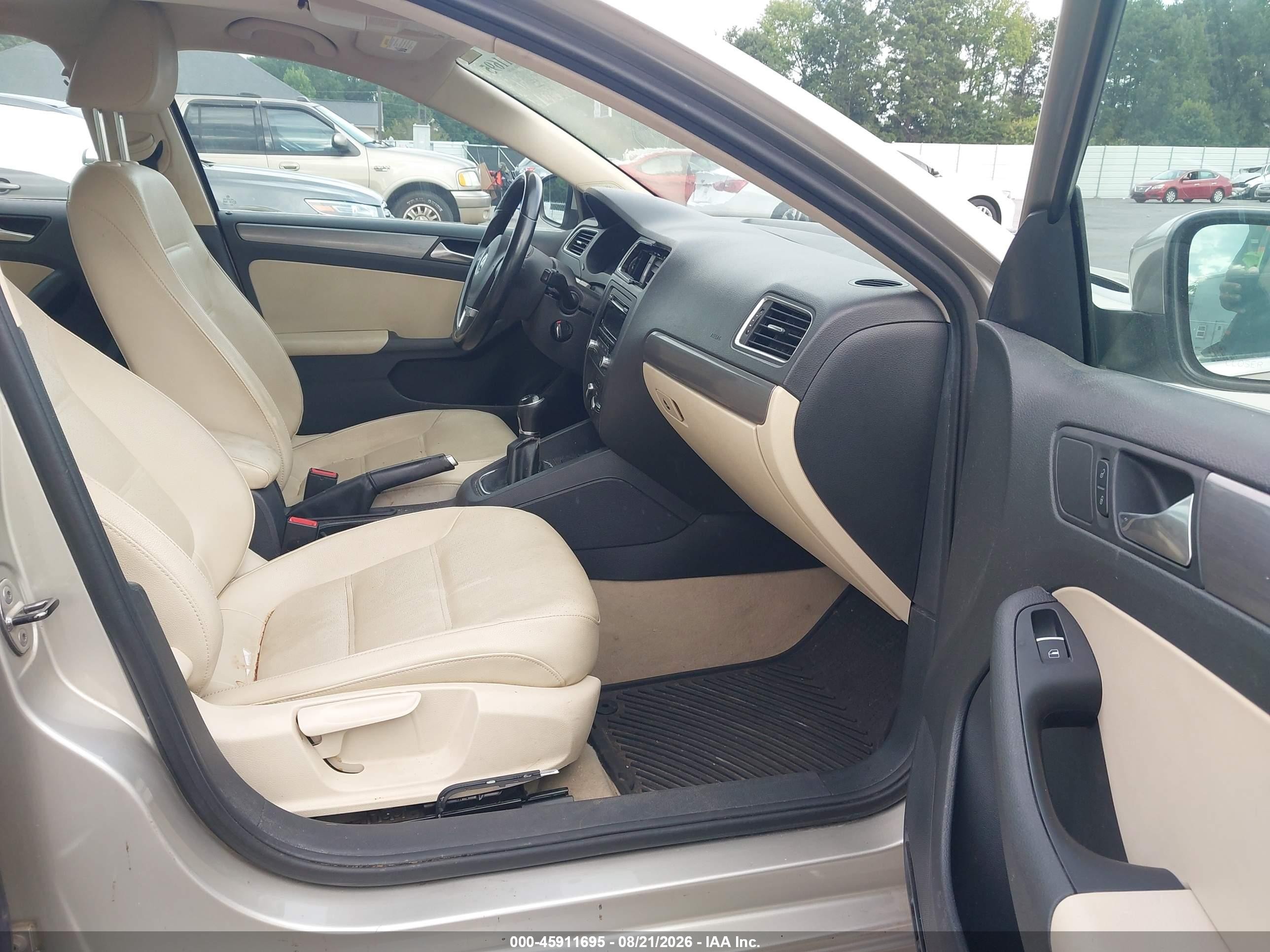 2013 Volkswagen Jetta 2.0l Tdi Beige vin: 3VW3L7AJXDM208472