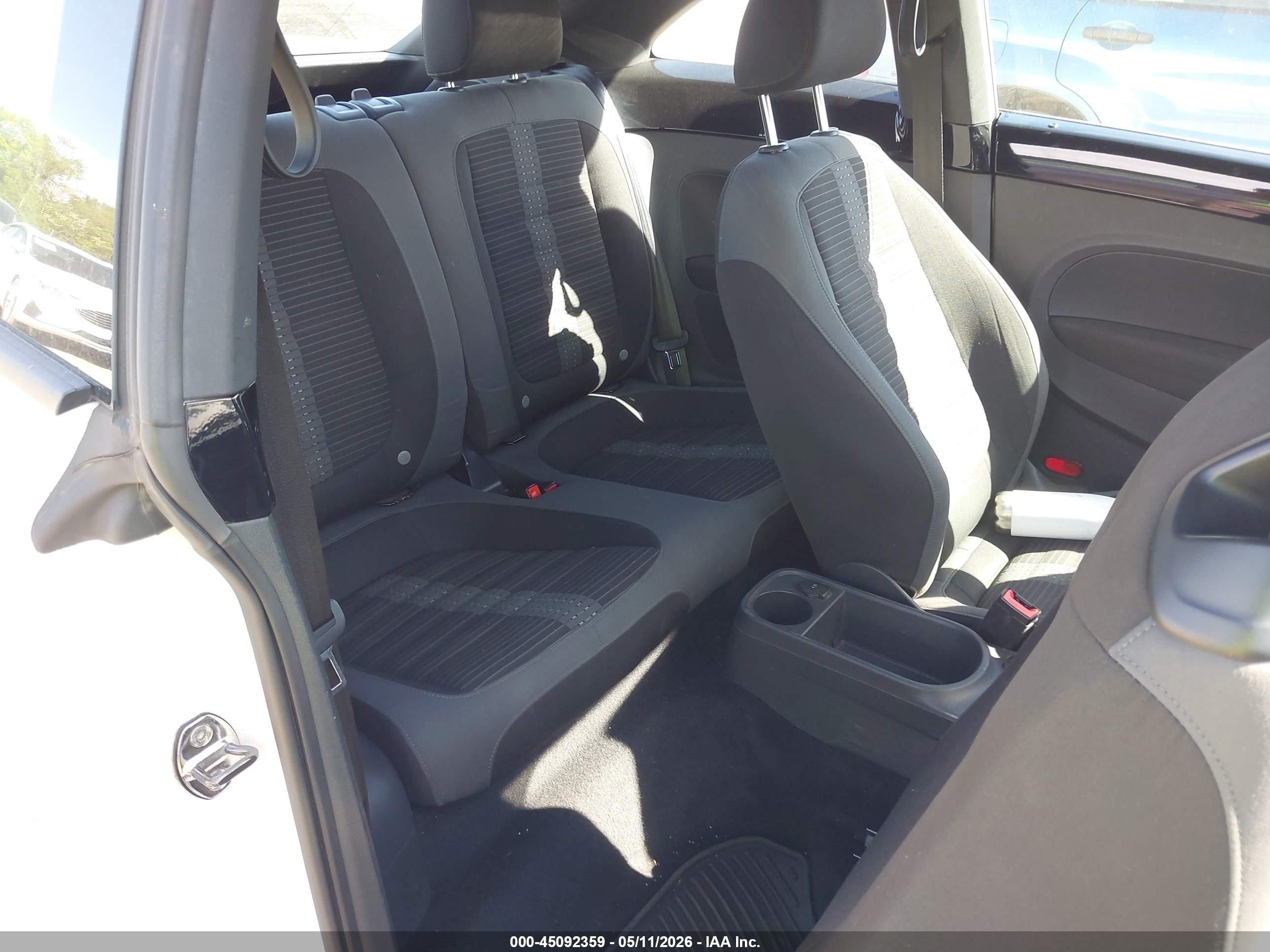 2012 Volkswagen Beetle 2.0t White vin: 3VW4A7AT6CM644584