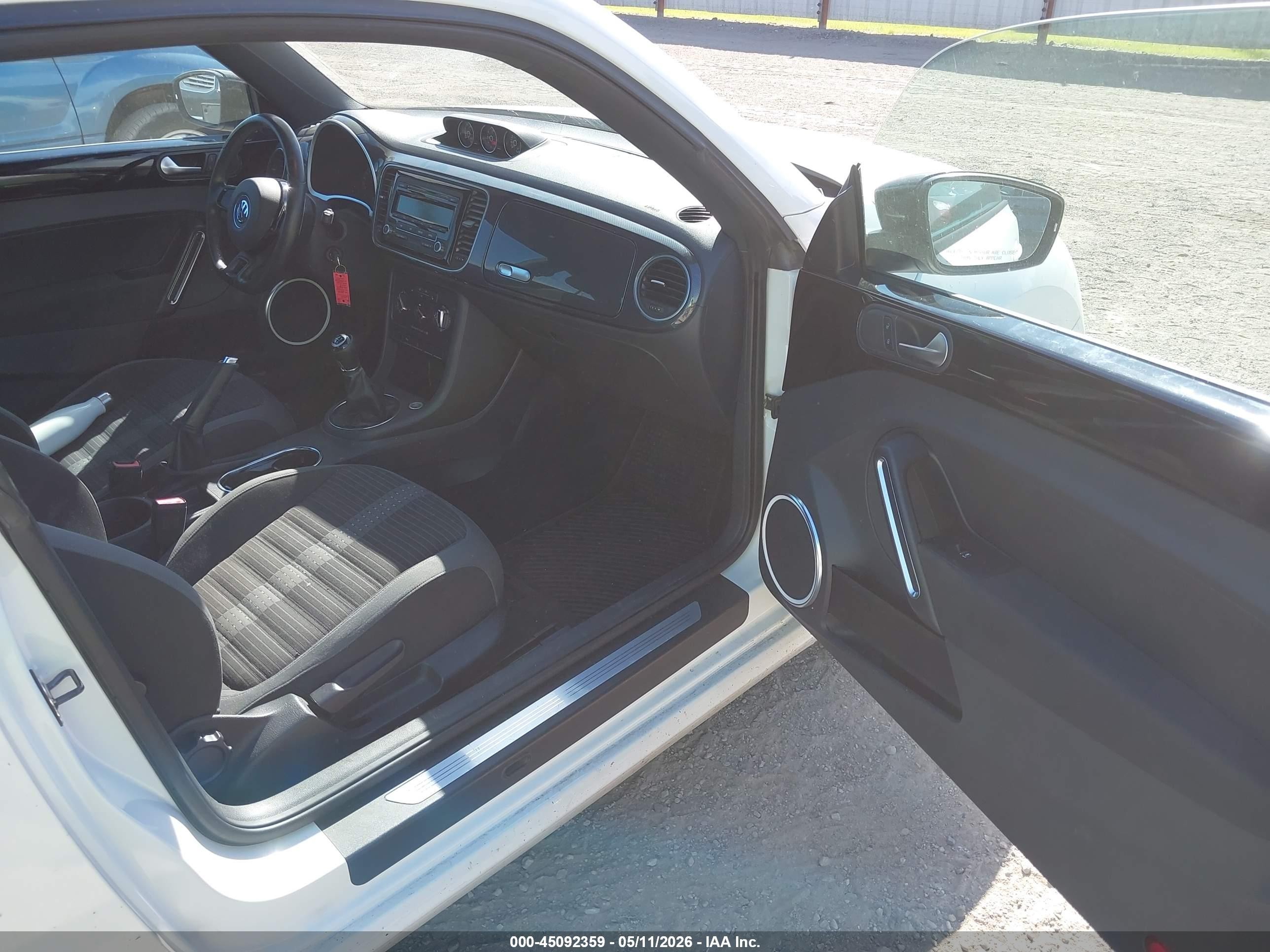 2012 Volkswagen Beetle 2.0t White vin: 3VW4A7AT6CM644584