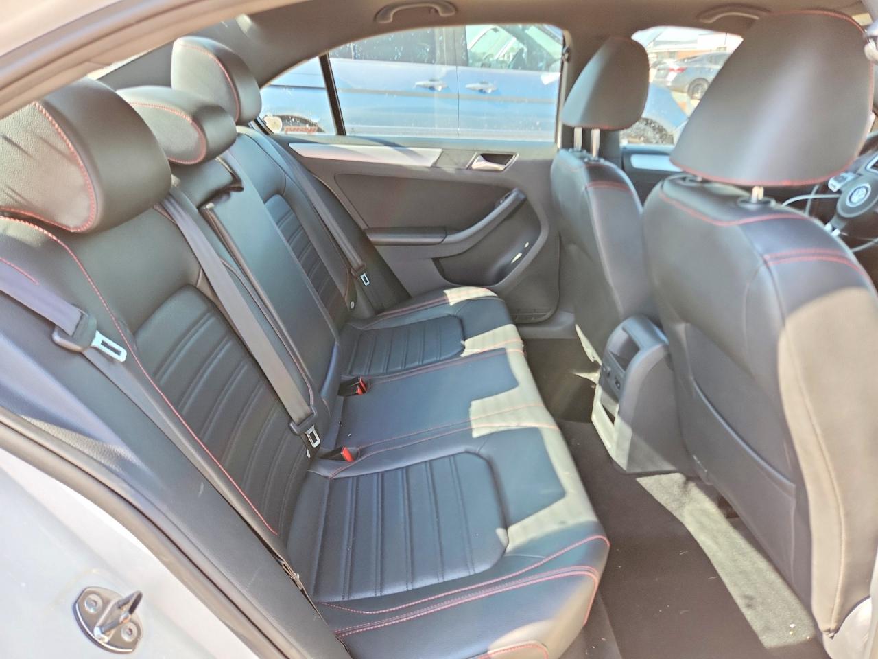 2013 Volkswagen Jetta Gli White vin: 3VW4S7AJ2DM299518