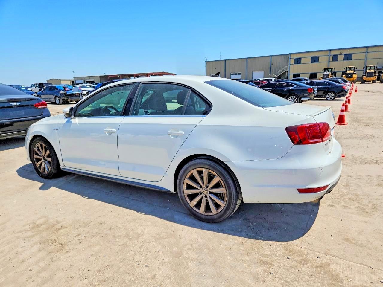 2014 Volkswagen Jetta Gli White vin: 3VW4S7AJ6EM329072