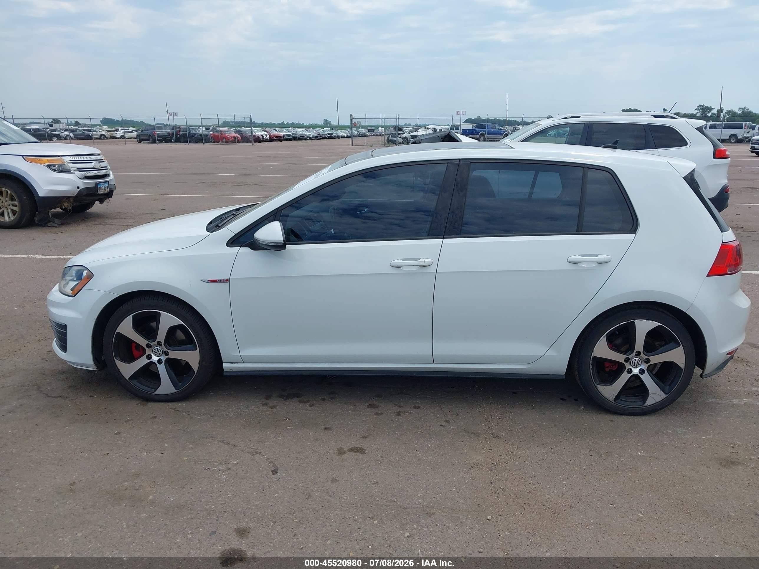 2015 Volkswagen Golf Gti 2.0t Se 4-door White vin: 3VW4T7AU1FM014382