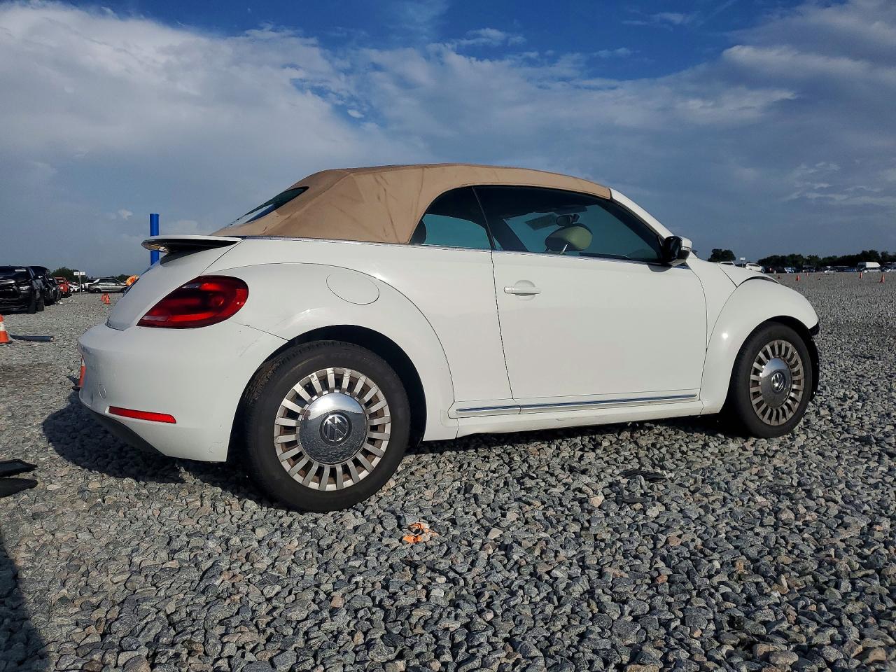 2015 Volkswagen Beetle 1.8t White vin: 3VW517AT4FM809198
