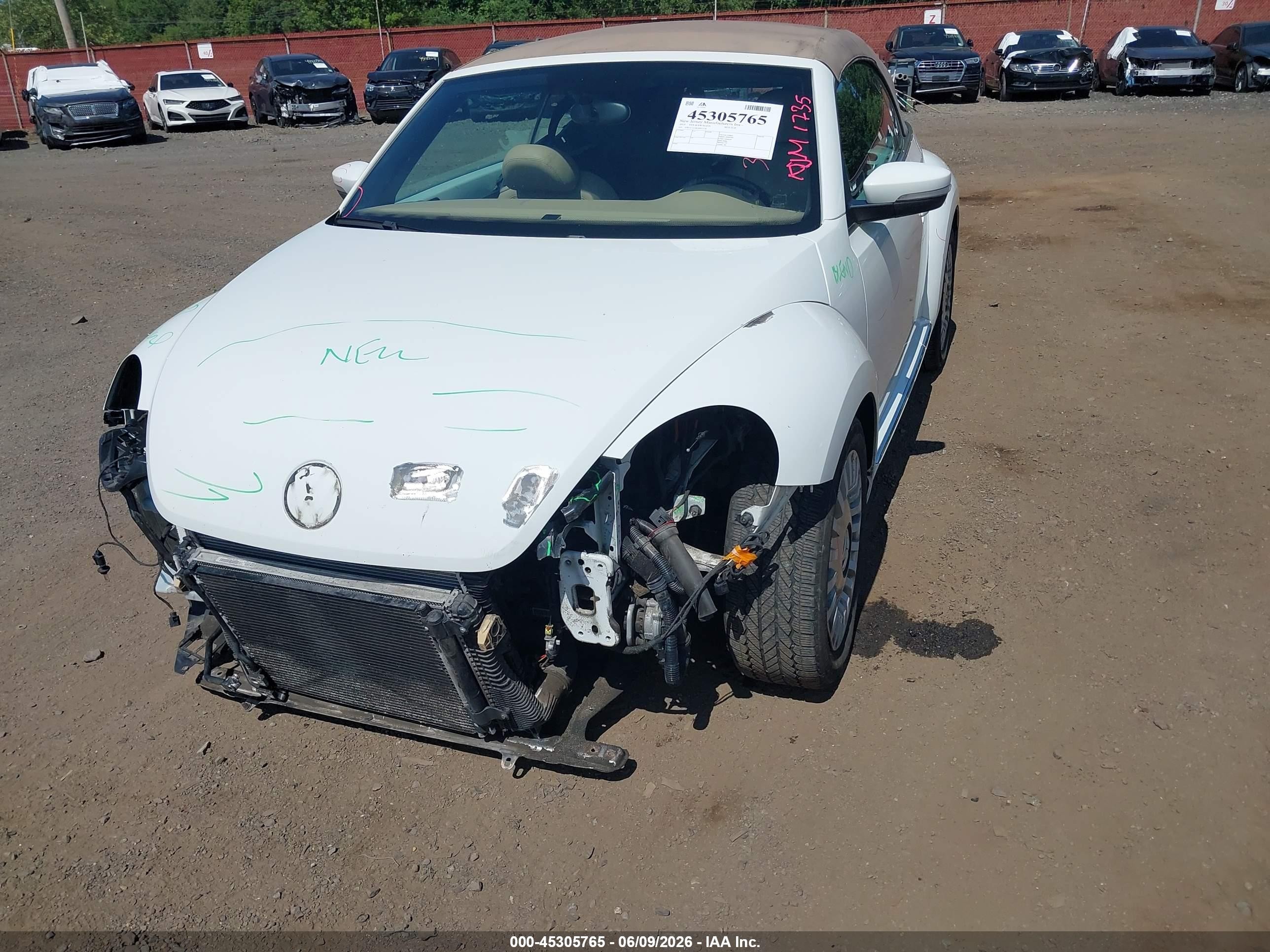 2014 Volkswagen Beetle 1.8t White vin: 3VW517AT8EM823278