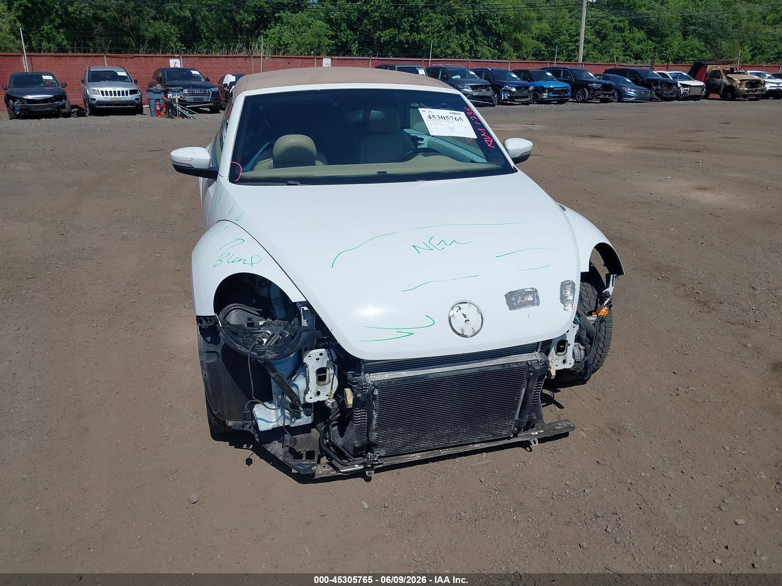 2014 Volkswagen Beetle 1.8t White vin: 3VW517AT8EM823278