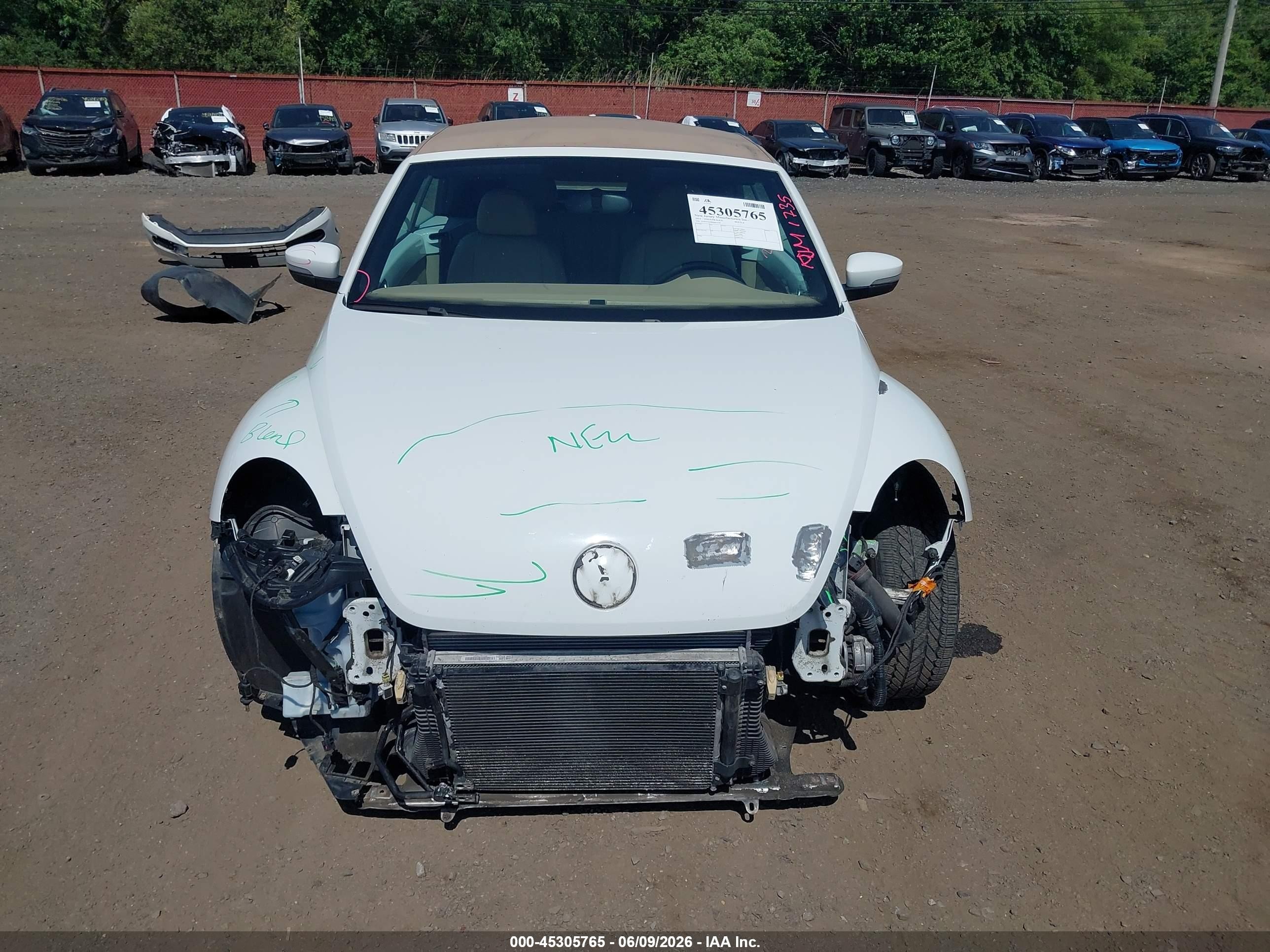 2014 Volkswagen Beetle 1.8t White vin: 3VW517AT8EM823278