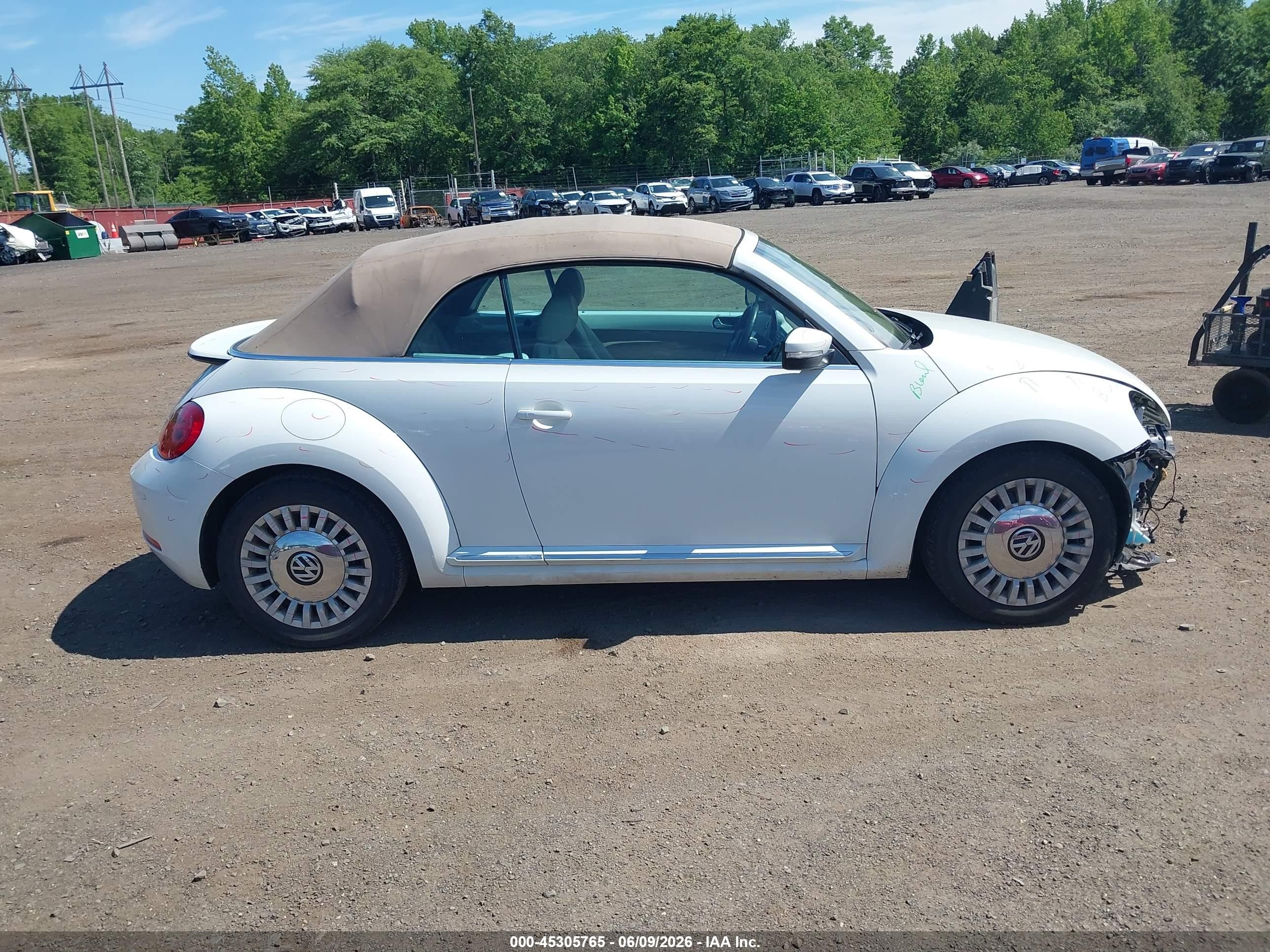 2014 Volkswagen Beetle 1.8t White vin: 3VW517AT8EM823278