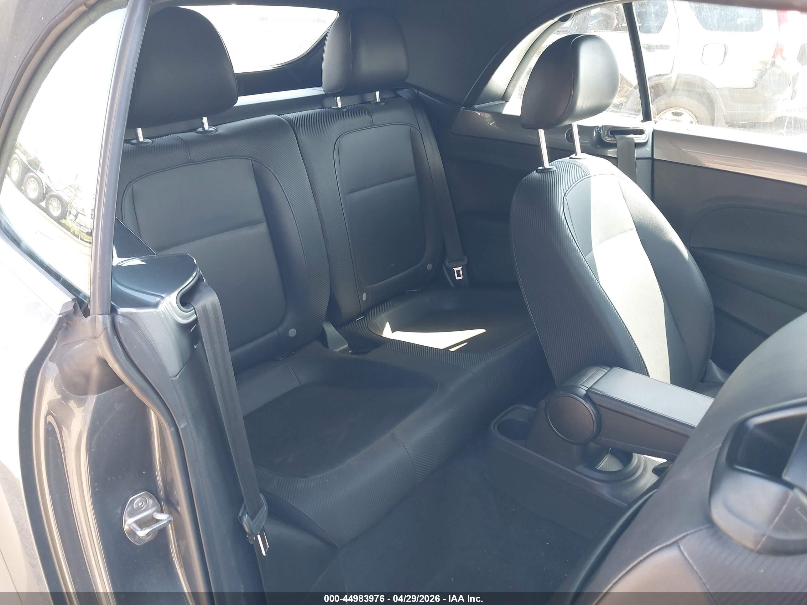 2018 Volkswagen Beetle 2.0t Coast/2.0t S/2.0t Se Gray vin: 3VW5DAAT0JM515472