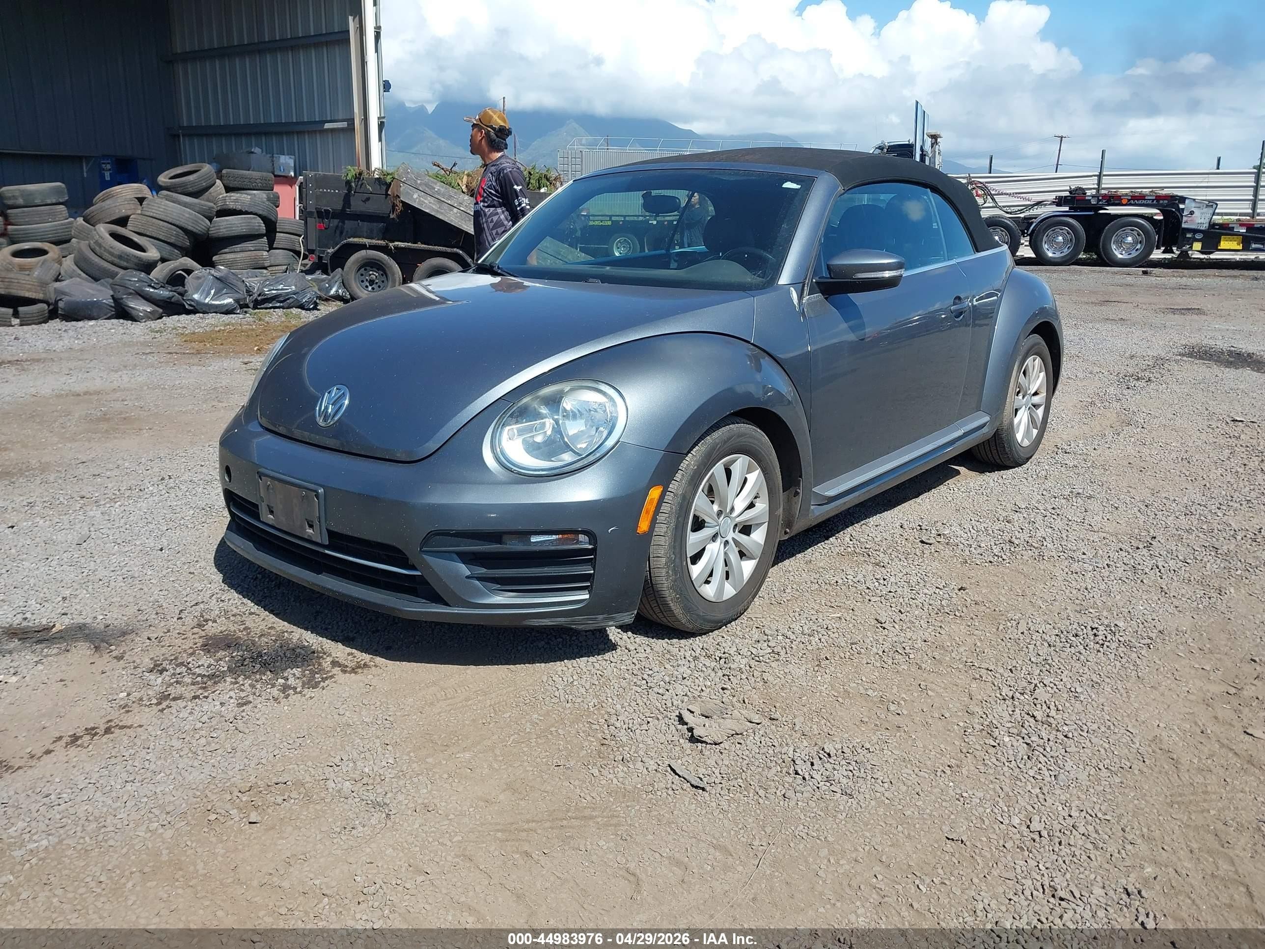 2018 Volkswagen Beetle 2.0t Coast/2.0t S/2.0t Se Gray vin: 3VW5DAAT0JM515472