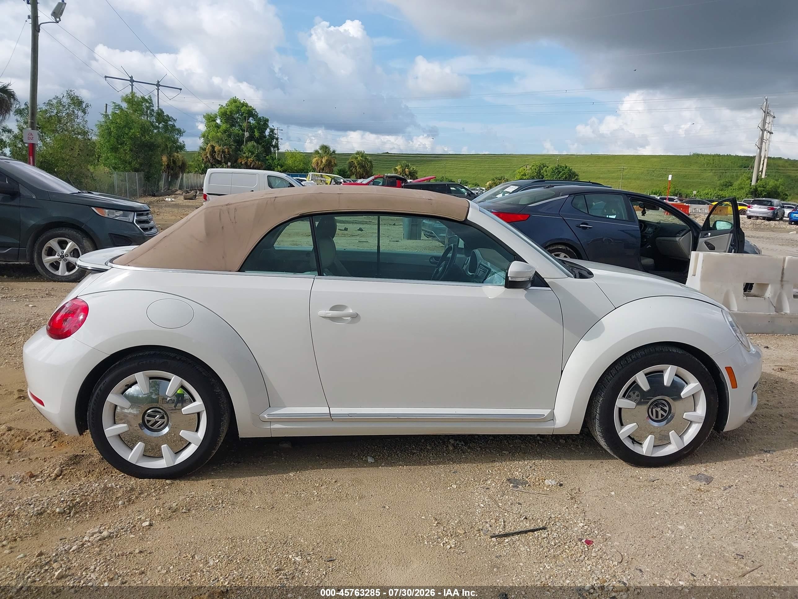2013 Volkswagen Beetle 2.5l White vin: 3VW5P7AT3DM815800
