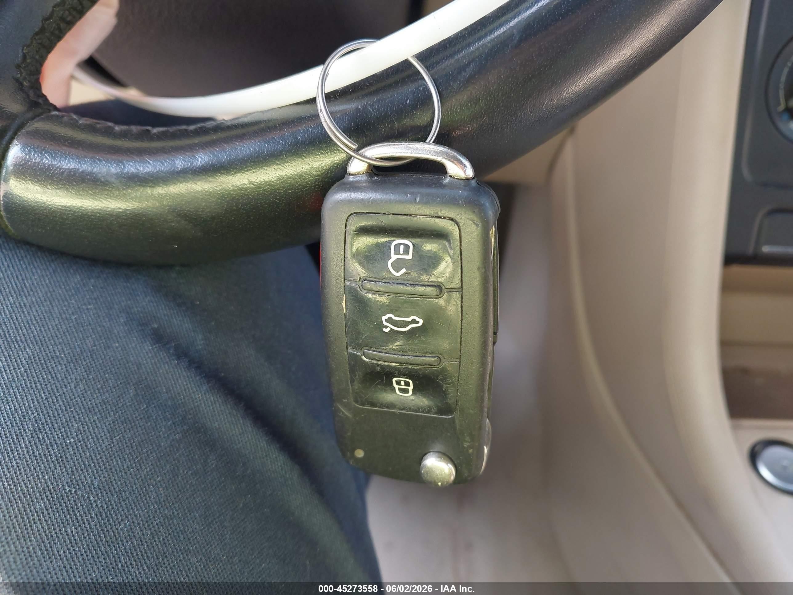 2014 Volkswagen Beetle 2.5l Белый vin: 3VW5P7AT8EM801036