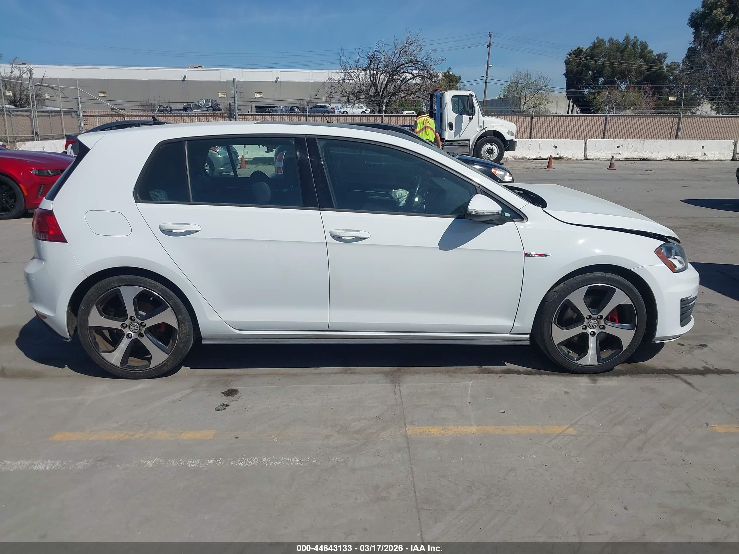 2015 Volkswagen Golf Gti 2.0t Se 4-door White vin: 3VW5T7AU0FM015060