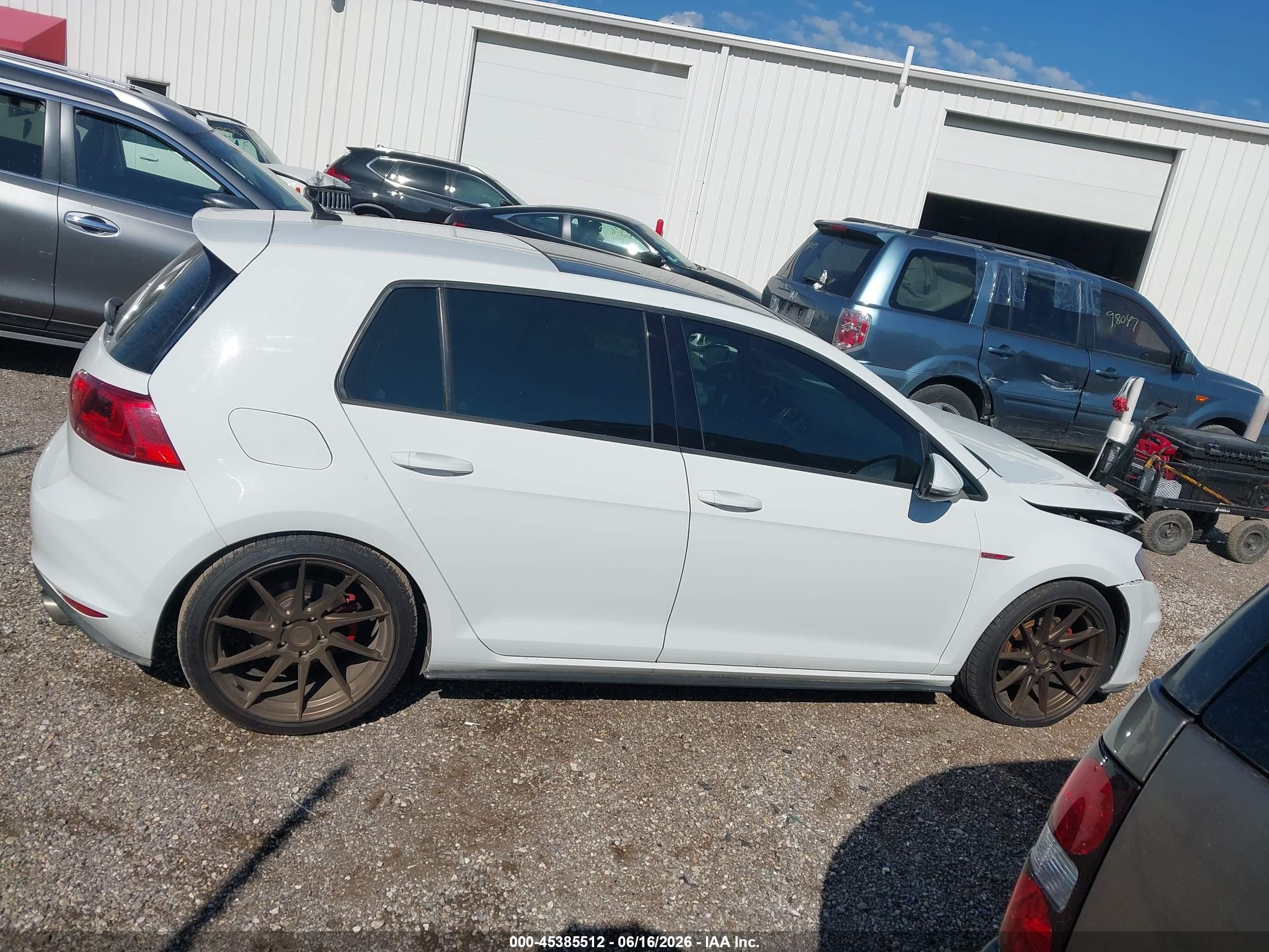 2015 Volkswagen Golf Gti 2.0t Se 4-door White vin: 3VW5T7AUXFM032738