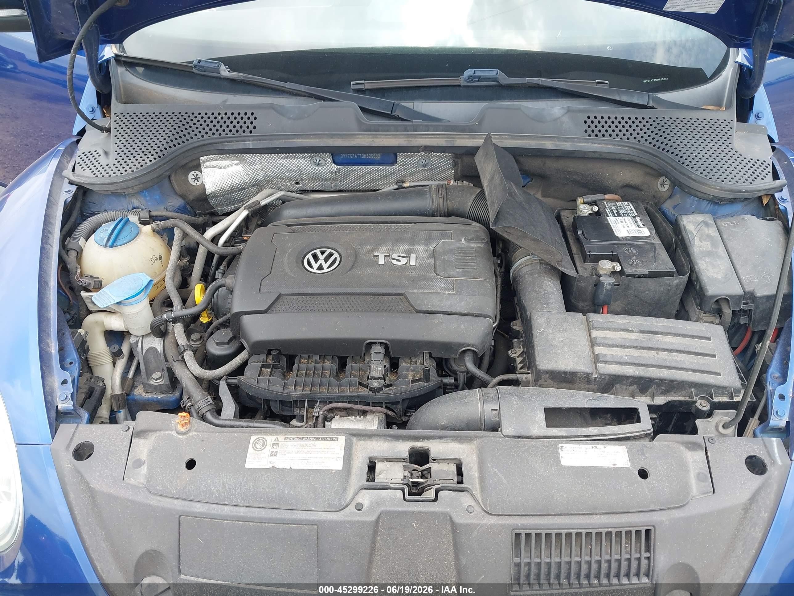 2013 Volkswagen Beetle 2.0t Blue vin: 3VW7S7AT7DM825382