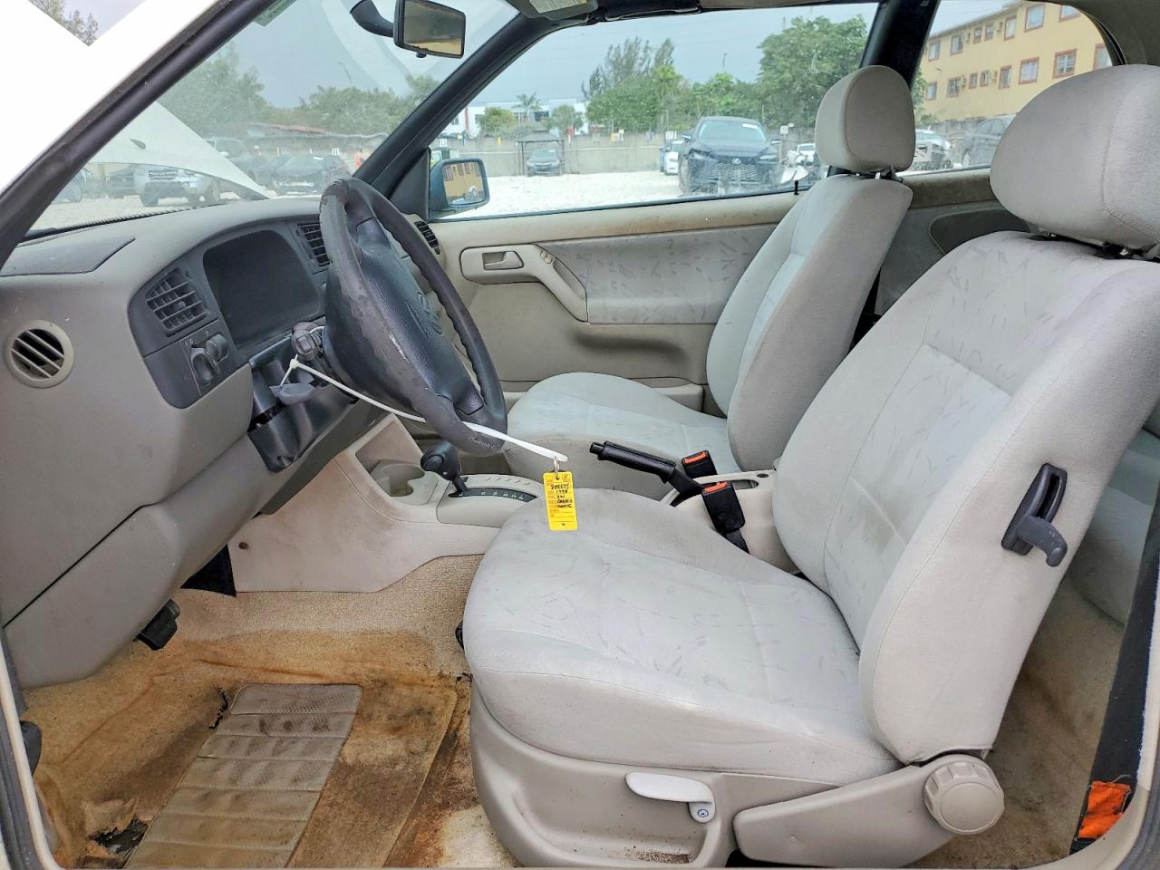 1998 Volkswagen Cabrio White vin: 3VWAA81EXWM808675