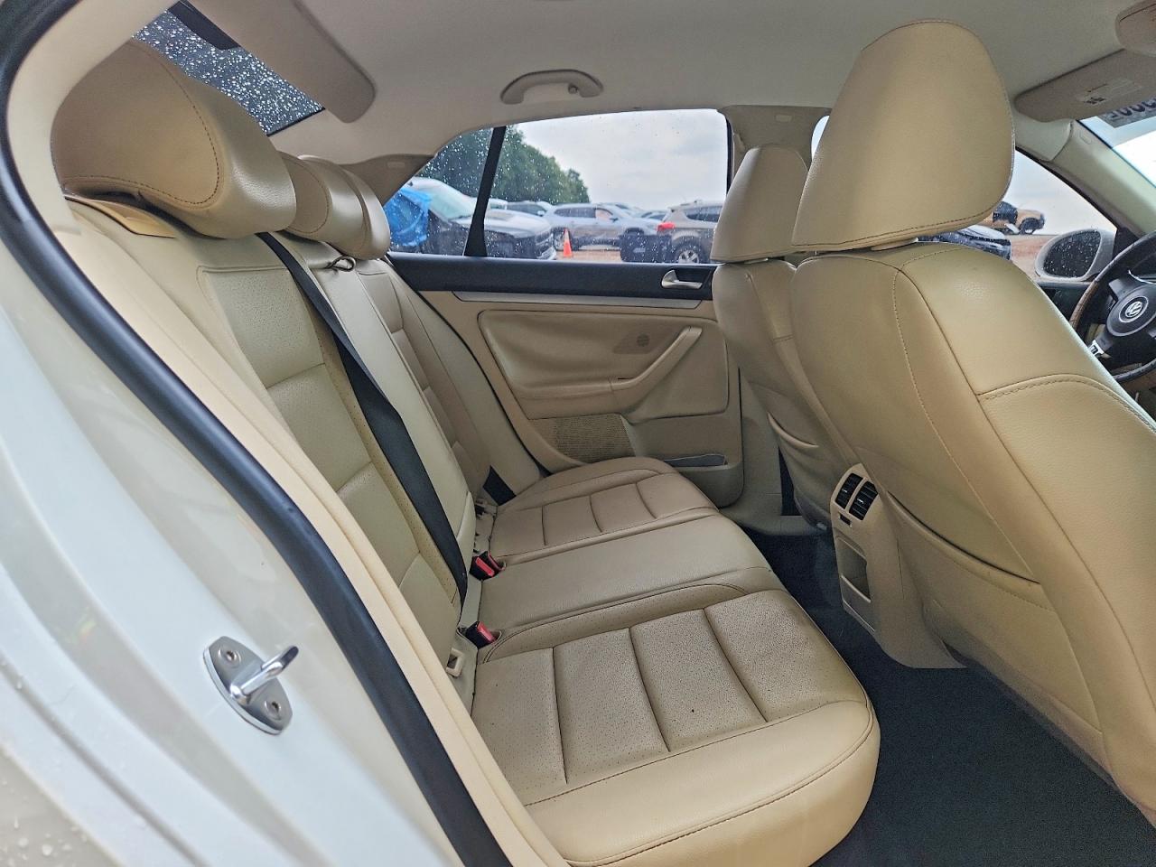 2010 Volkswagen Jetta Limited White vin: 3VWAX7AJ2AM153152