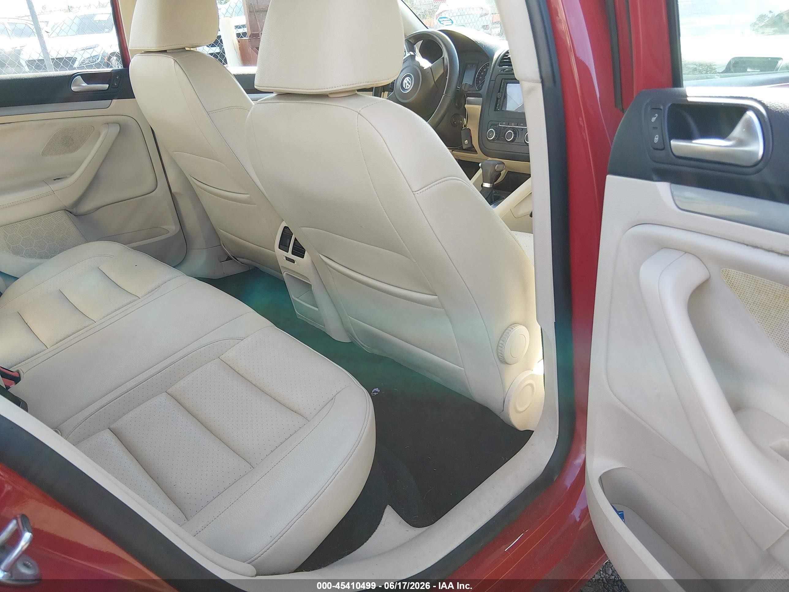 2010 Volkswagen Jetta Limited Edition Red vin: 3VWAX7AJ9AM123369