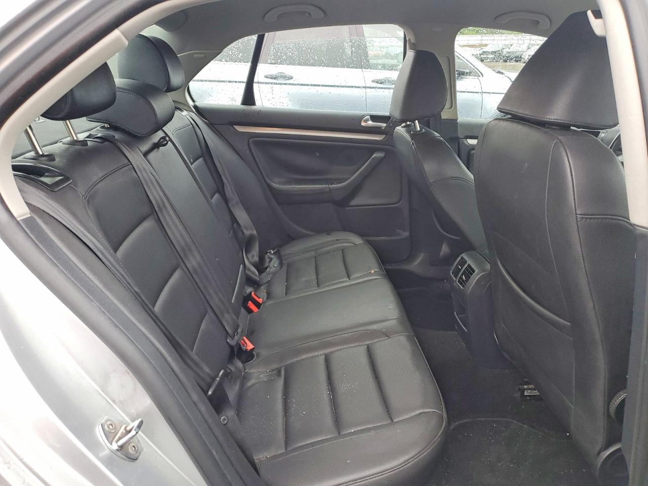 2010 Volkswagen Jetta Silver vin: 3VWAZ7AJ5AM127123