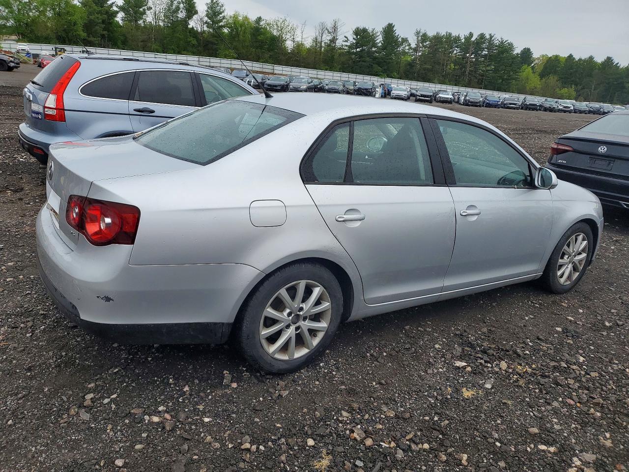 2010 Volkswagen Jetta Silver vin: 3VWAZ7AJ5AM127123