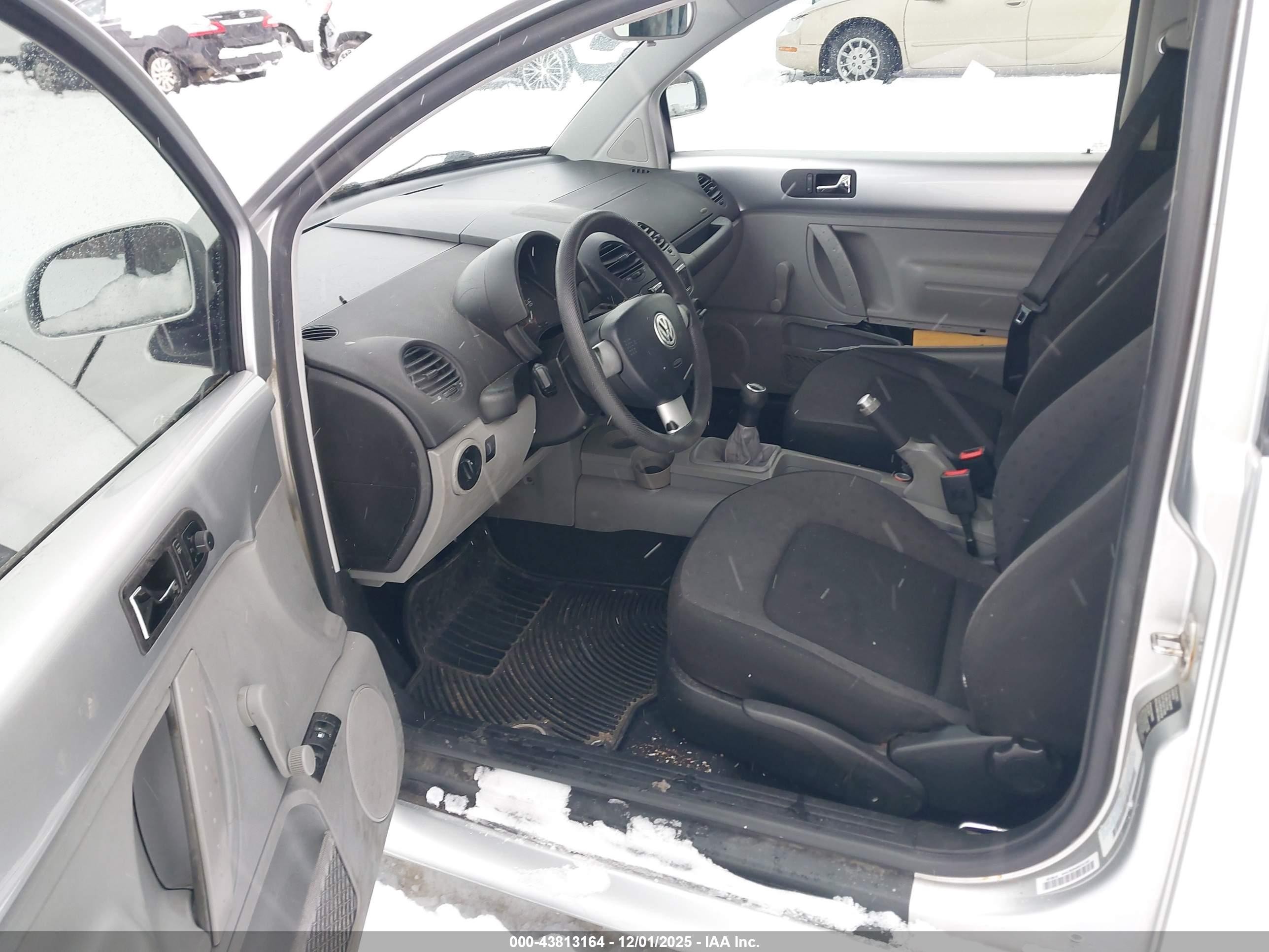 1999 Volkswagen New Beetle Gl Silver vin: 3VWBA21C0XM413986