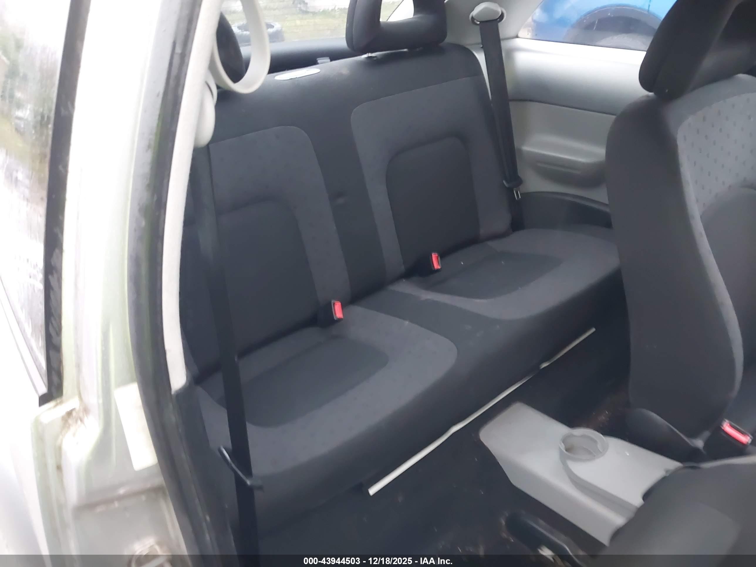 1998 Volkswagen New Beetle   Серебряный vin: 3VWBB61C2WM042221