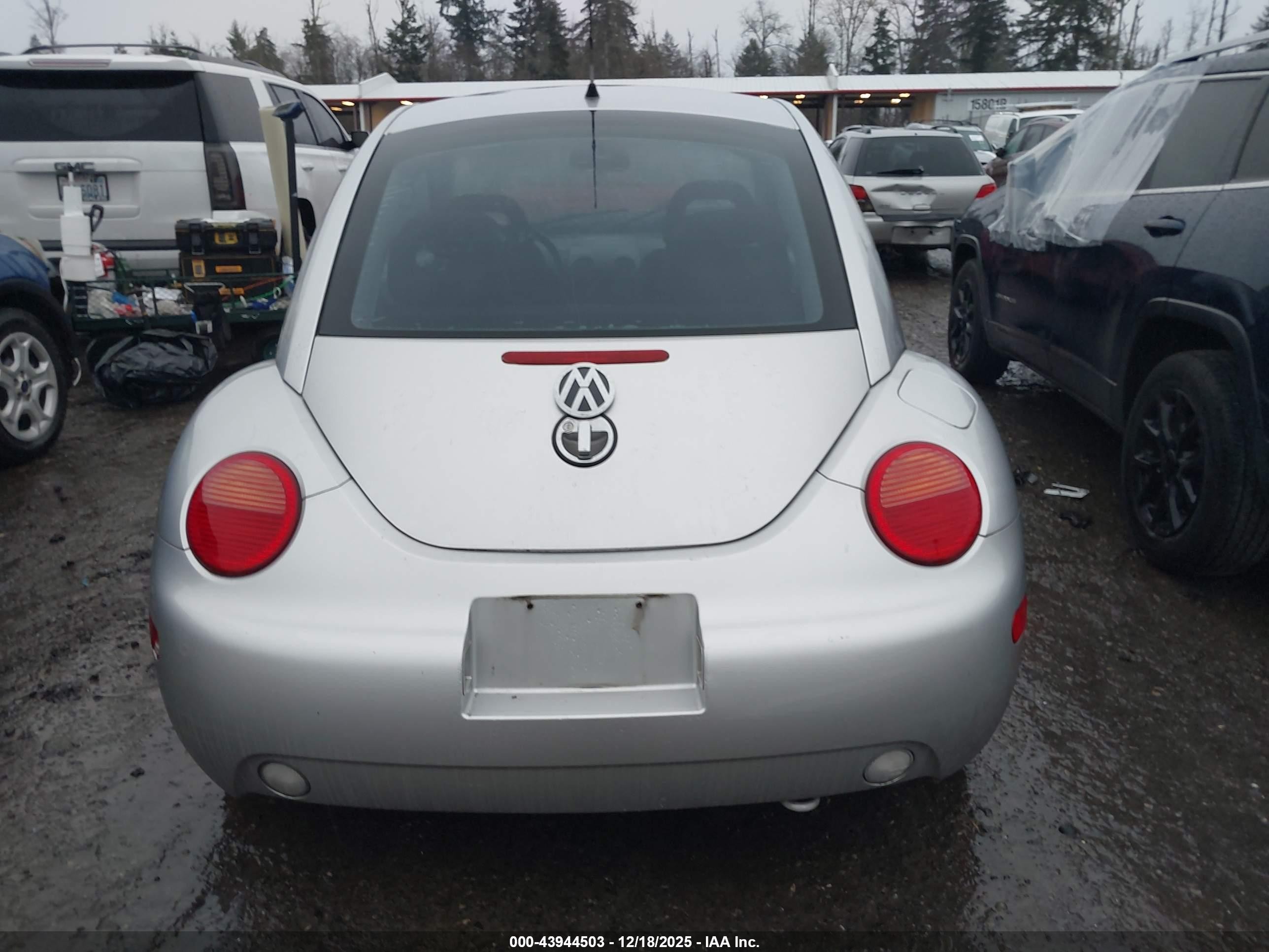 1998 Volkswagen New Beetle   Серебряный vin: 3VWBB61C2WM042221