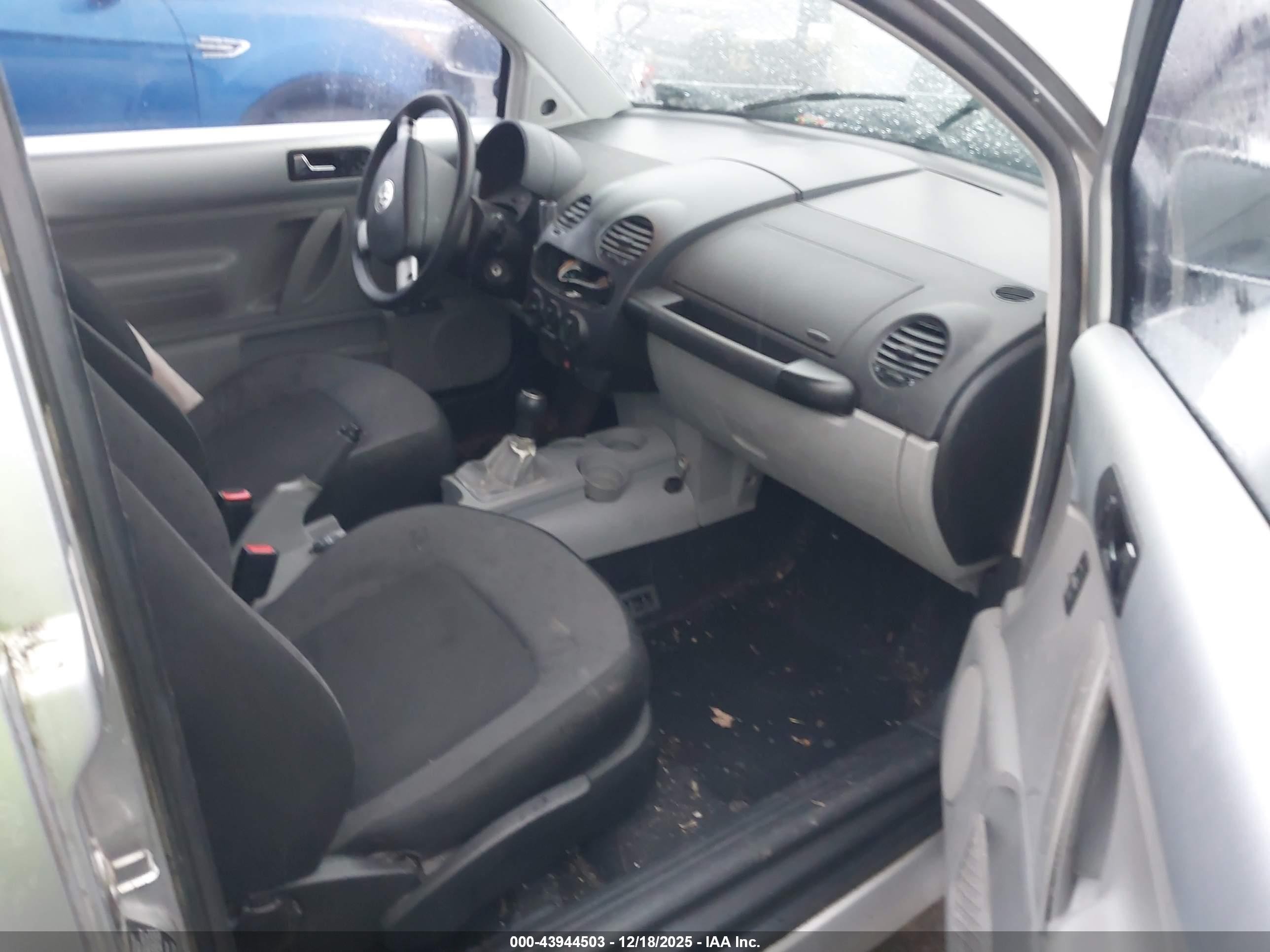 1998 Volkswagen New Beetle   Серебряный vin: 3VWBB61C2WM042221