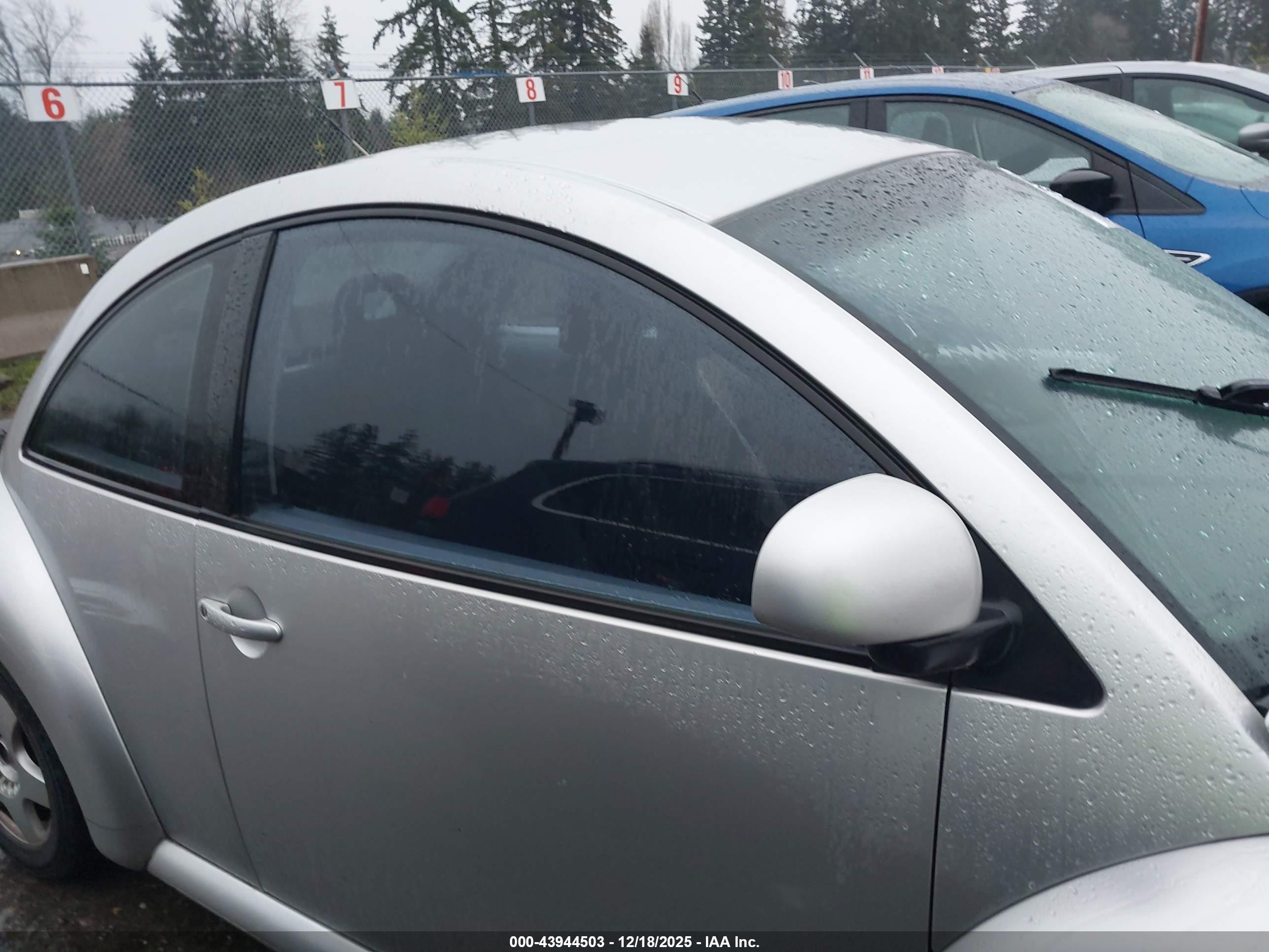 1998 Volkswagen New Beetle   Серебряный vin: 3VWBB61C2WM042221