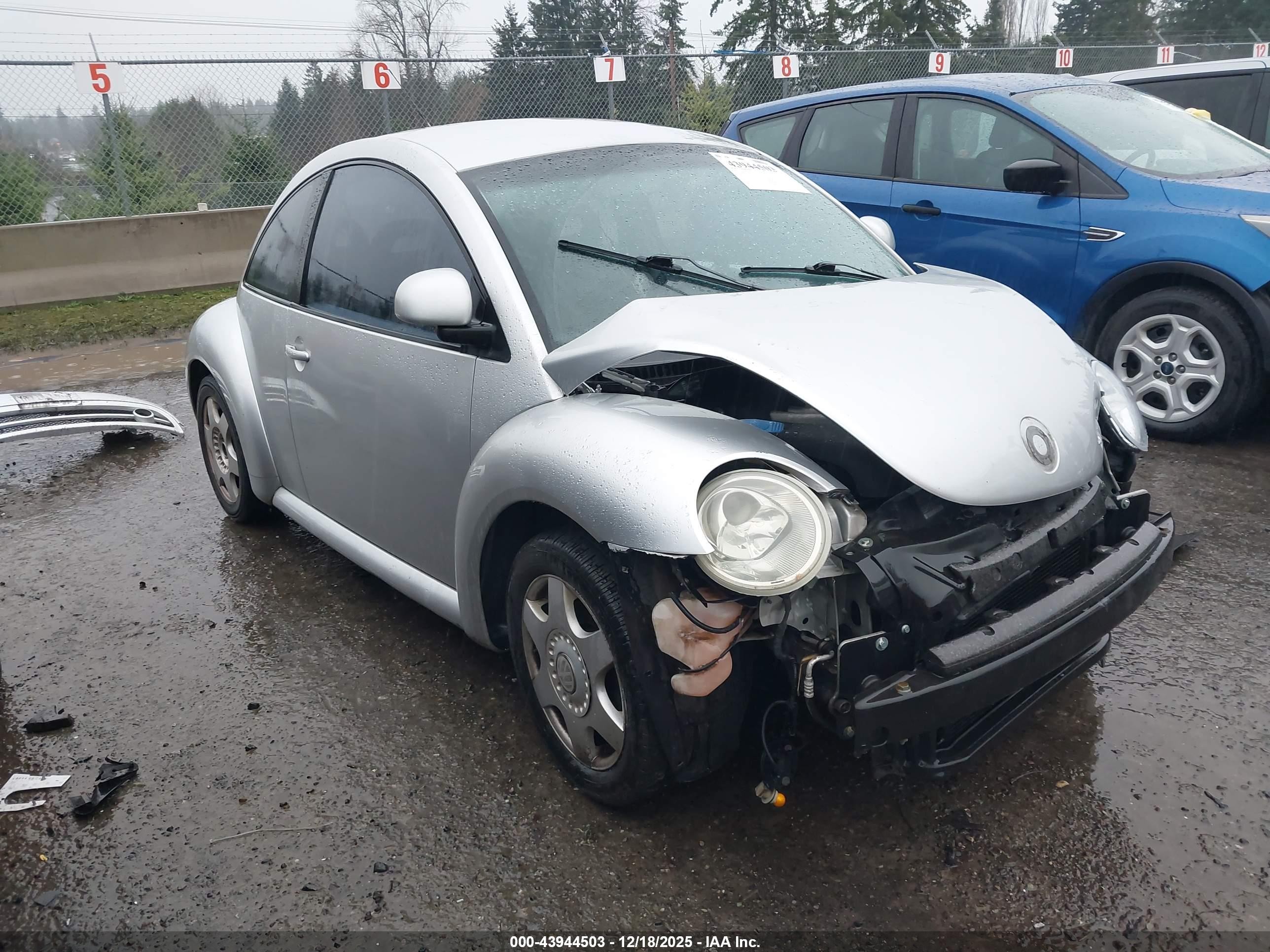 1998 Volkswagen New Beetle   Серебряный vin: 3VWBB61C2WM042221
