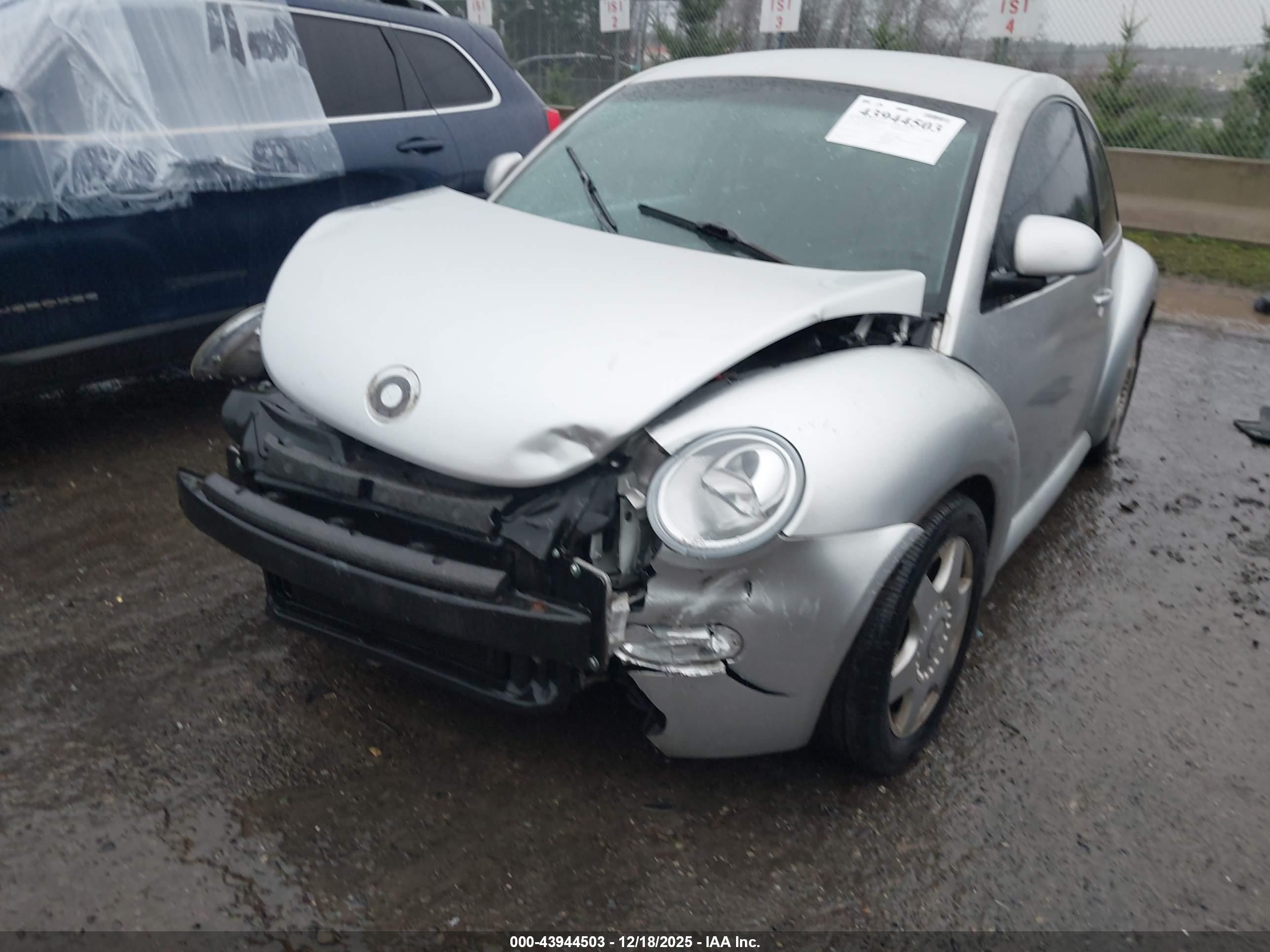 1998 Volkswagen New Beetle   Серебряный vin: 3VWBB61C2WM042221