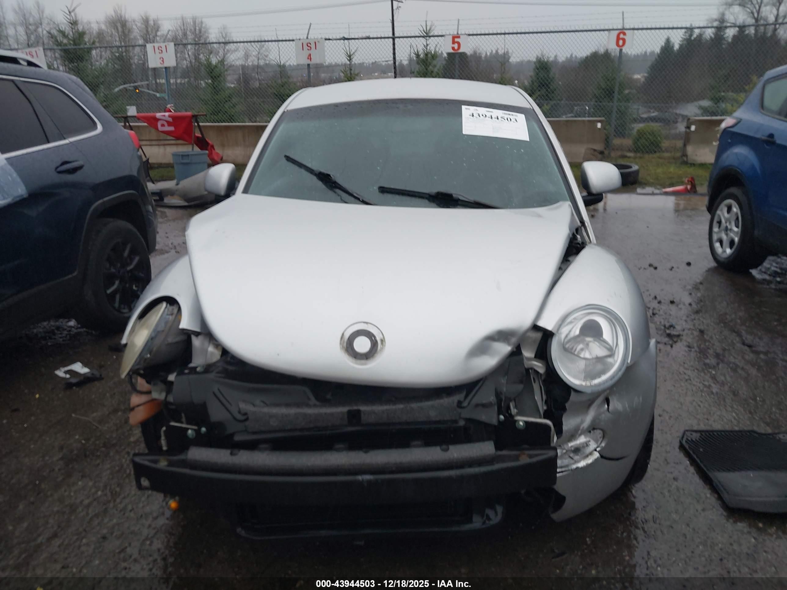 1998 Volkswagen New Beetle   Серебряный vin: 3VWBB61C2WM042221