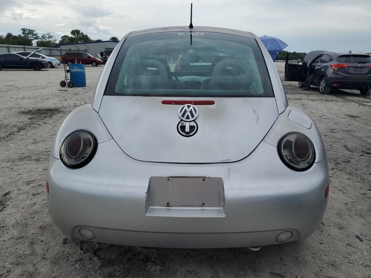 1998 Volkswagen New Beetle Серебряный vin: 3VWBB61C5WM030385