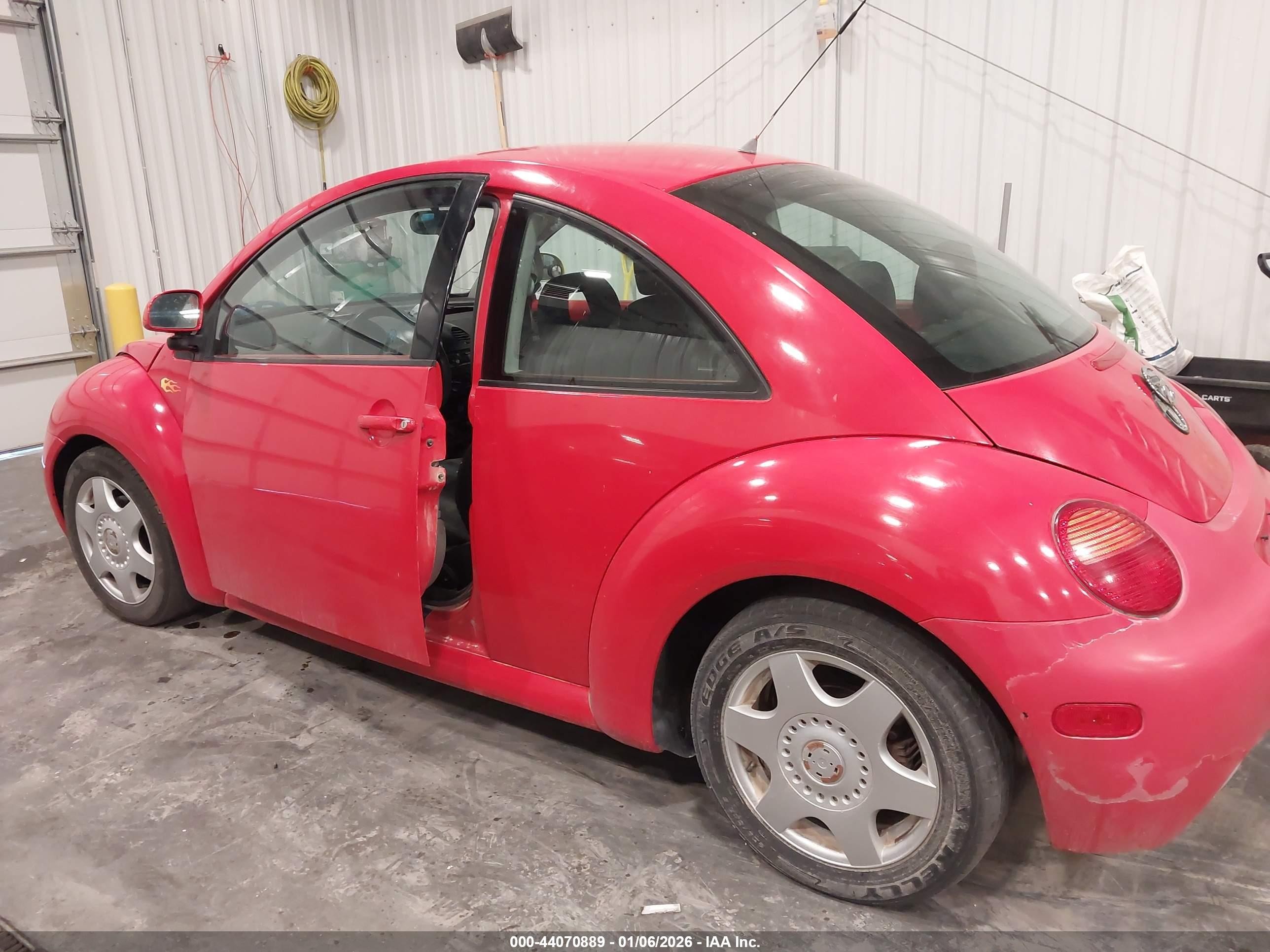 1998 Volkswagen New Beetle   Red vin: 3VWBB61C5WM040043