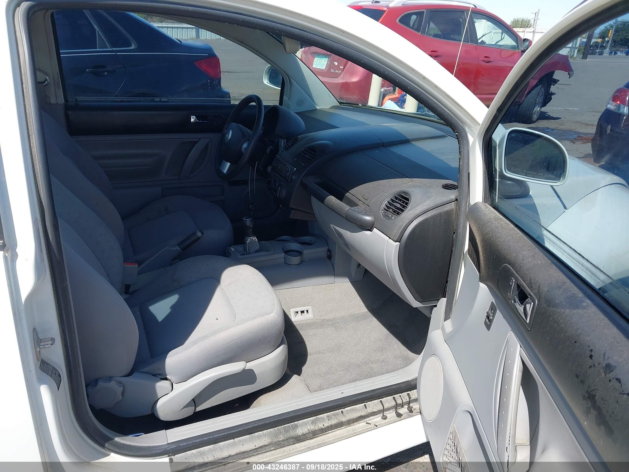 1998 Volkswagen New Beetle White vin: 3VWBB61C6WM021694