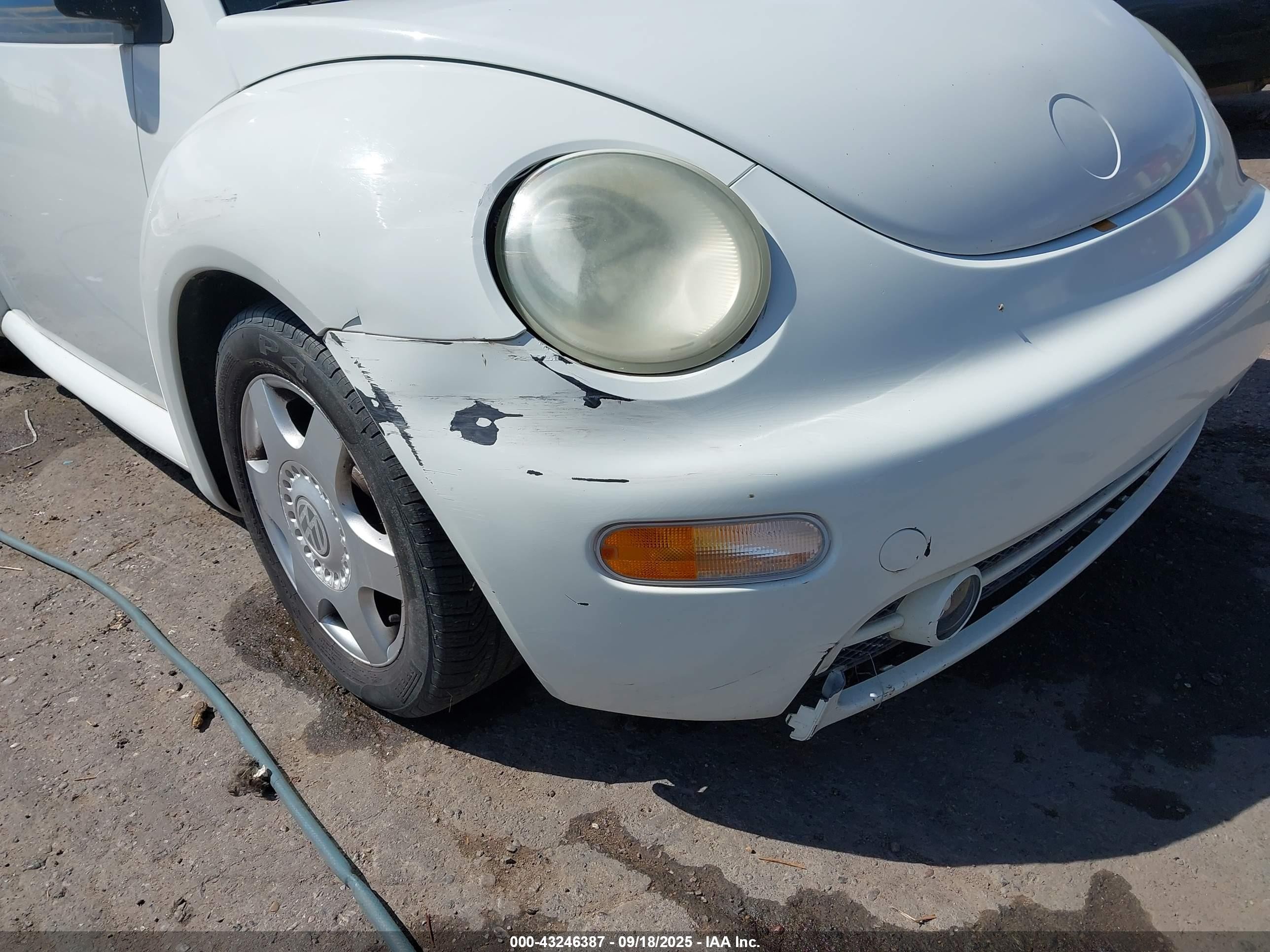1998 Volkswagen New Beetle White vin: 3VWBB61C6WM021694