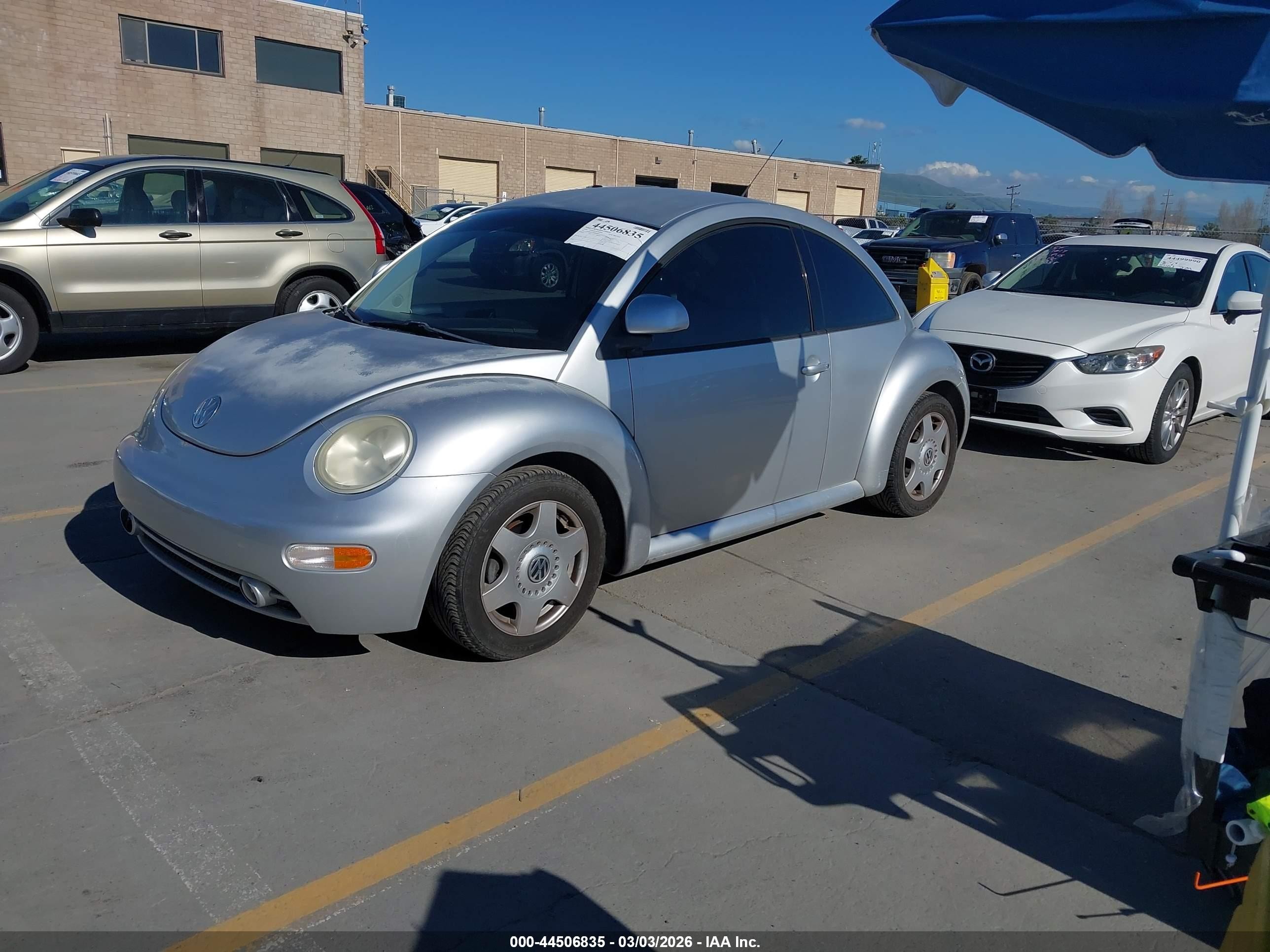 1998 Volkswagen New Beetle   Серебряный vin: 3VWBB61C7WM015290