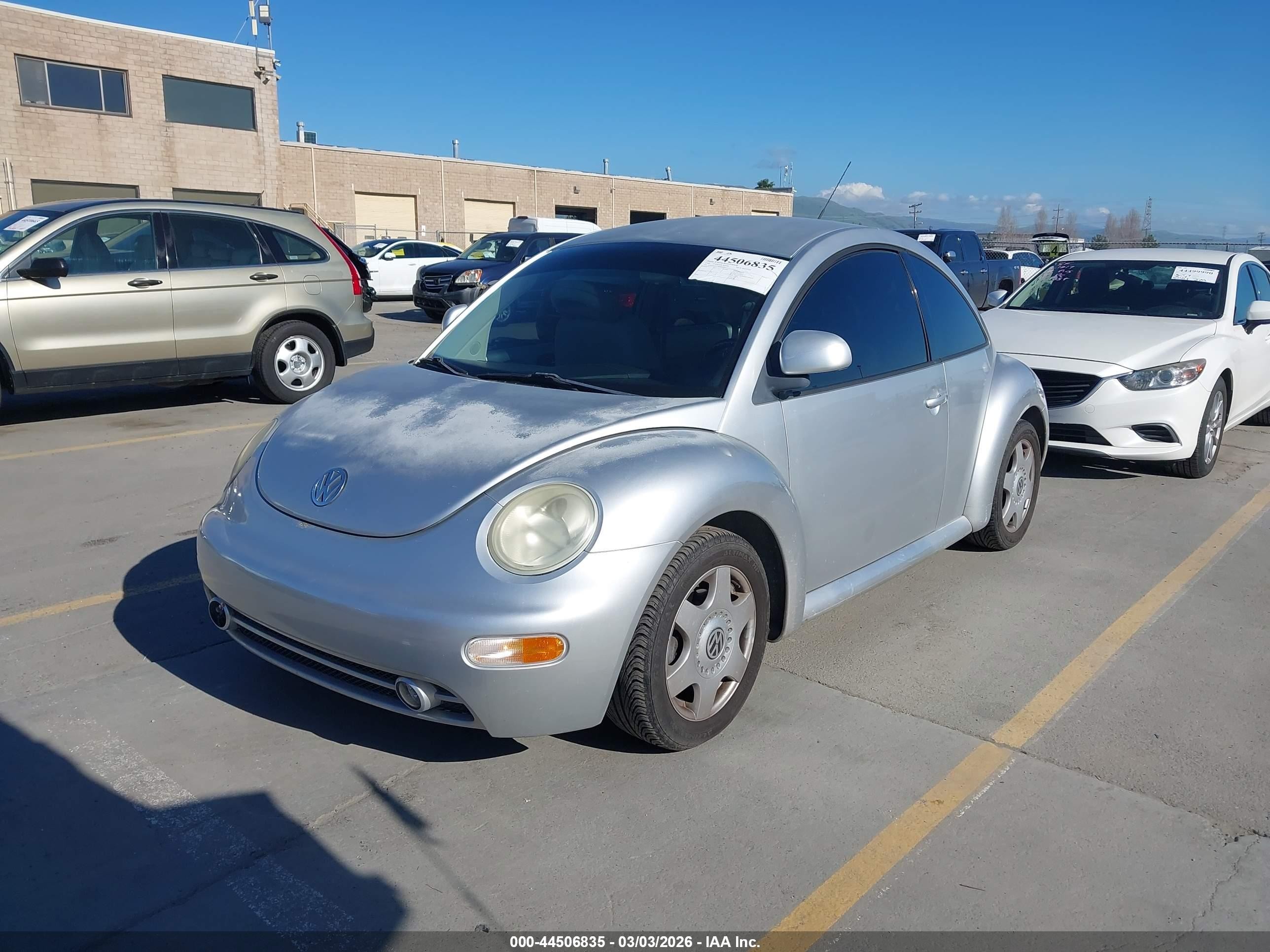 1998 Volkswagen New Beetle   Серебряный vin: 3VWBB61C7WM015290