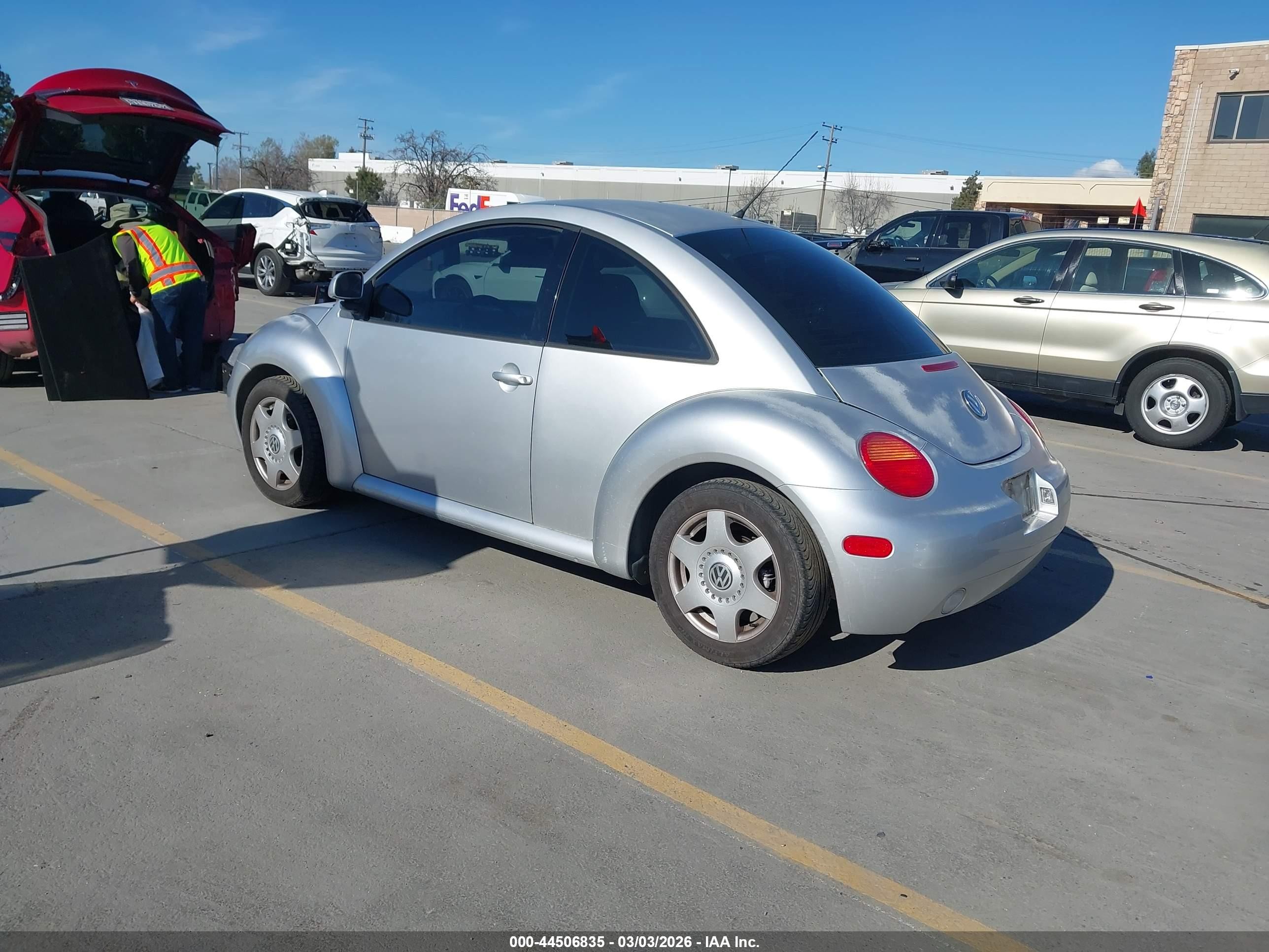 1998 Volkswagen New Beetle   Серебряный vin: 3VWBB61C7WM015290
